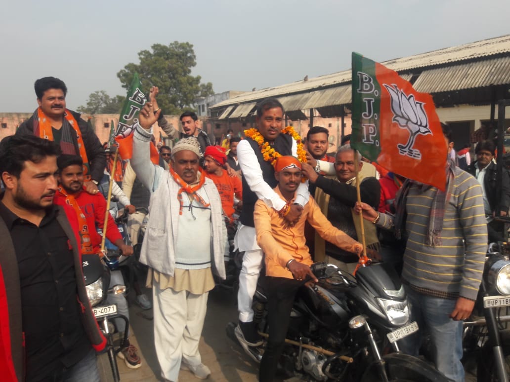 रैली के दौरान बाइक पर सवार विधायक कुंवर ब्रिजेश रैली के दौरान बाइक पर सवार विधायक कुंवर ब्रिजेश