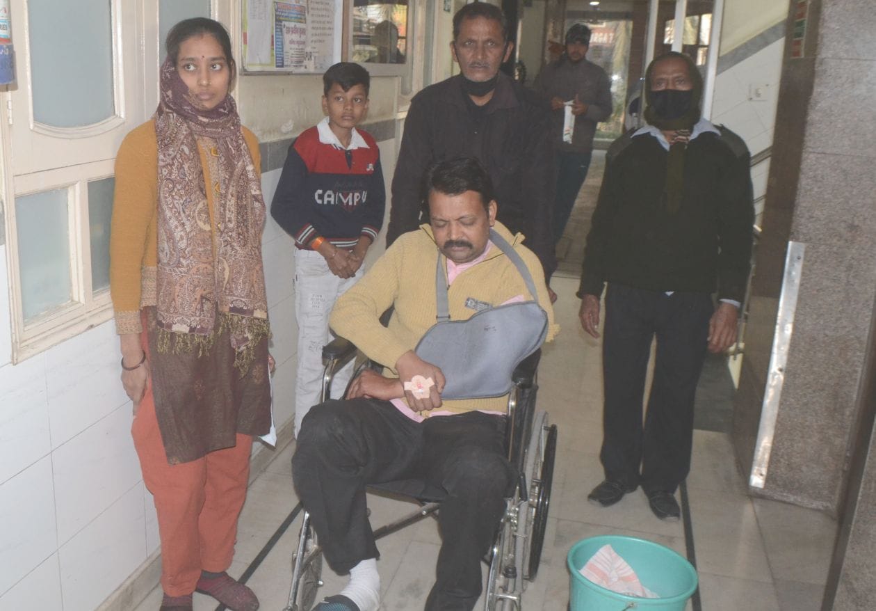 हॉस्पिटल में इलाज के लिये पहुंचा लुटेरों की गोली लगने से घायल हुया व्यापारी संवाद हॉस्पिटल में इलाज के लिये पहुंचा लुटेरों की गोली लगने से घायल हुया व्यापारी संवाद