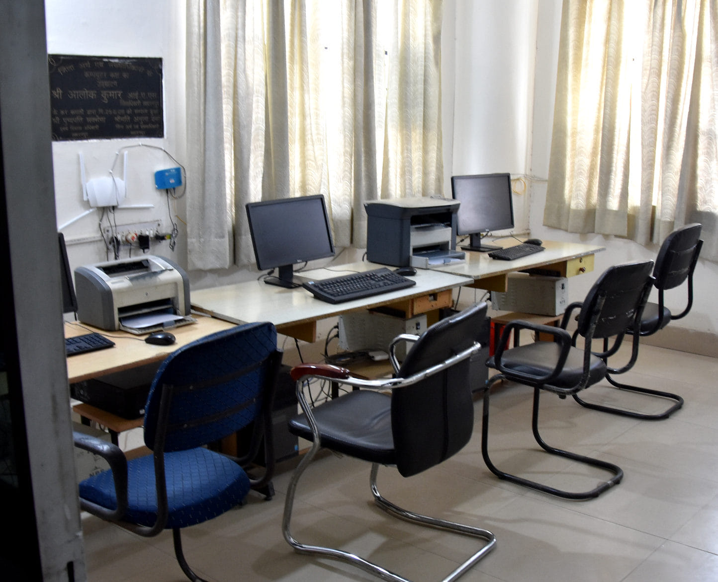 विकास भवन में खाली पड़ा जिला अर्थ एवं सांख्यकी अधिकारी का कार्यालय