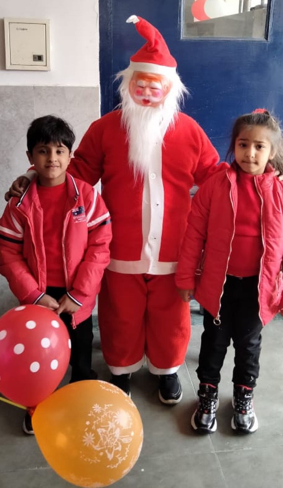 शाहजहांपुर में तक्षशिला स्कूल में क्रिसमस पर आयोजित कार्यक्रम में बच्चों को उपहार बांटा सैंटा क शाहजहांपुर में तक्षशिला स्कूल में क्रिसमस पर आयोजित कार्यक्रम में बच्चों को उपहार बांटा सैंटा क