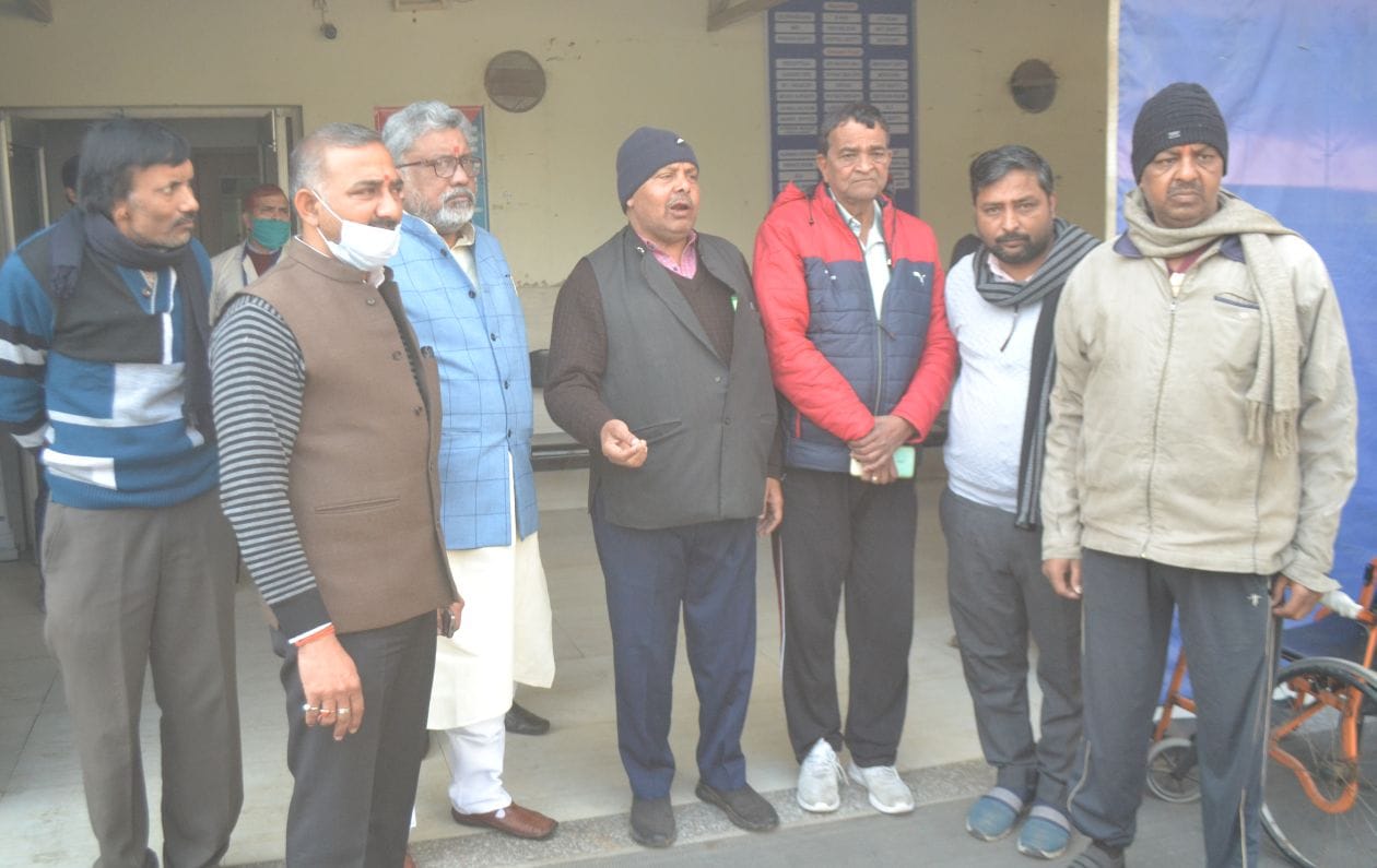 यापारी को गोली लगने के बाद हॉस्पिटल में पहुंचे व्यापारी संवाद यापारी को गोली लगने के बाद हॉस्पिटल में पहुंचे व्यापारी संवाद
