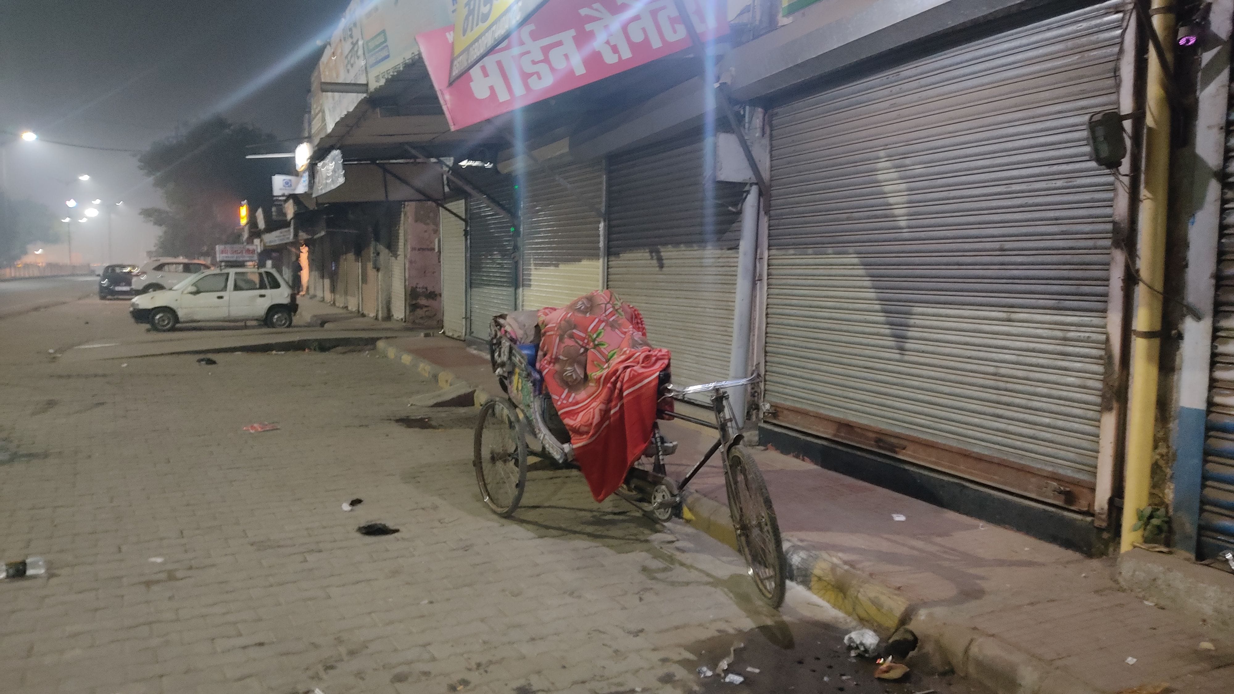 नगर परिषद कार्यालय के नजदीक रात में रिक्शे पर ही सोया रिक्शाचालक। फोटो: लिंकन गिल्होत्रा। नगर परिषद कार्यालय के नजदीक रात में रिक्शे पर ही सोया रिक्शाचालक। फोटो: लिंकन गिल्होत्रा।