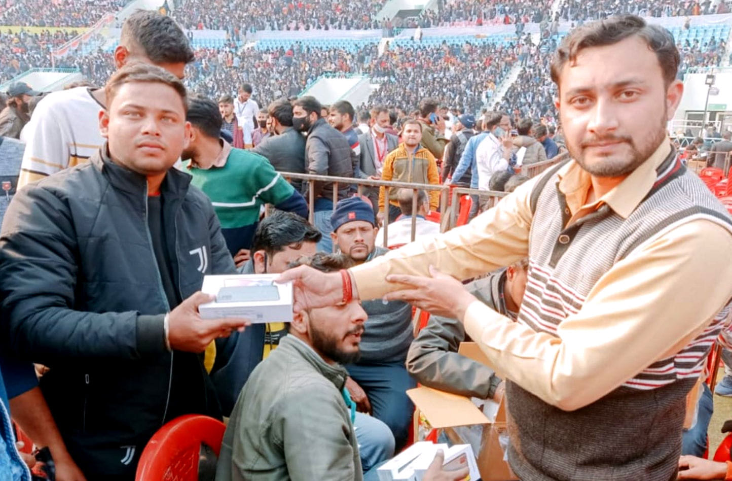 राजकीय मॉडल महाविद्यालय कपूरी गोविंदपुर के छात्र को लखनऊ में स्मार्ट फोन देते कर्मचारी। राजकीय मॉडल महाविद्यालय कपूरी गोविंदपुर के छात्र को लखनऊ में स्मार्ट फोन देते कर्मचारी।