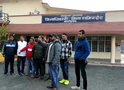 Kongres Pemuda memprotes menuntut penarikan biaya pengguna Protes Atas Biaya Pengguna – Kongres Pemuda memprotes menuntut penarikan biaya pengguna