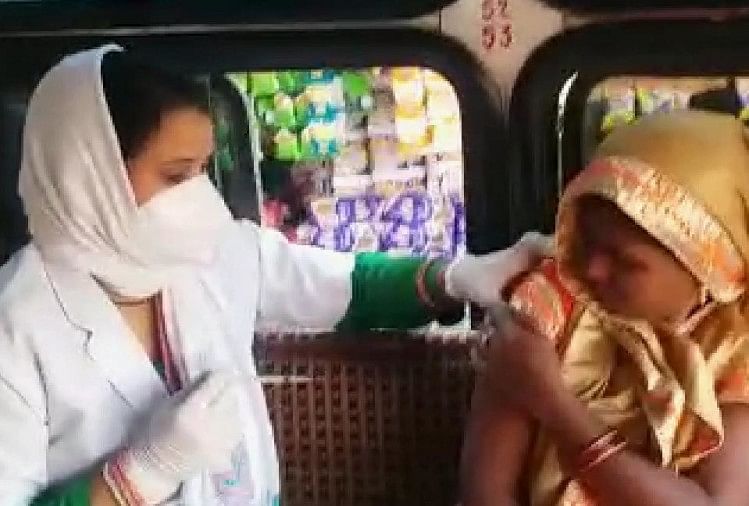 Vaksin Door To Door Di Chhatarpur: Penumpang yang Duduk Di Dalam Bus Mendapatkan Vaksin Serta Mereka Yang Berbelanja Di Trotoar