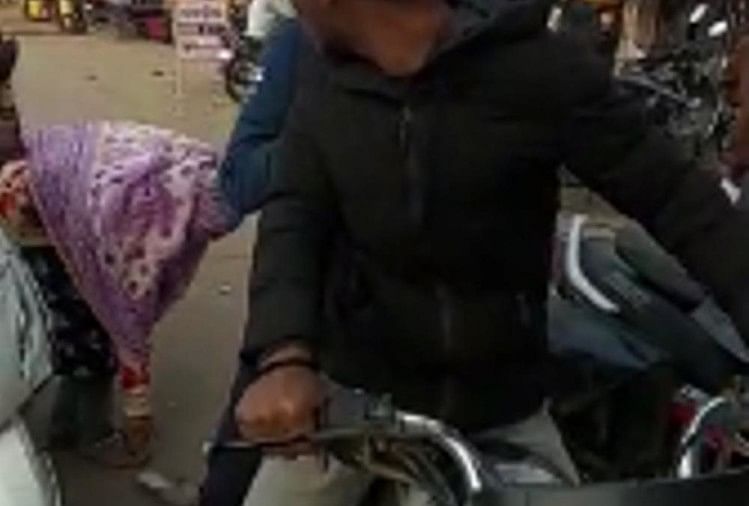 Chhatarpur: Gadis Penunggang Scooty Mengalahkan Penunggang Sepeda Dengan Sandal, Yang Berselisih Menyalip, Pemuda Lari