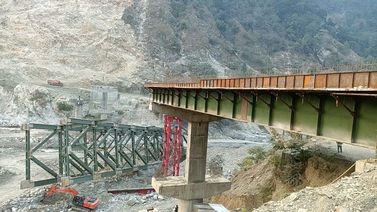 Bencana Di Champawat – Jembatan yang rusak karena bencana tidak mampu menahan beban