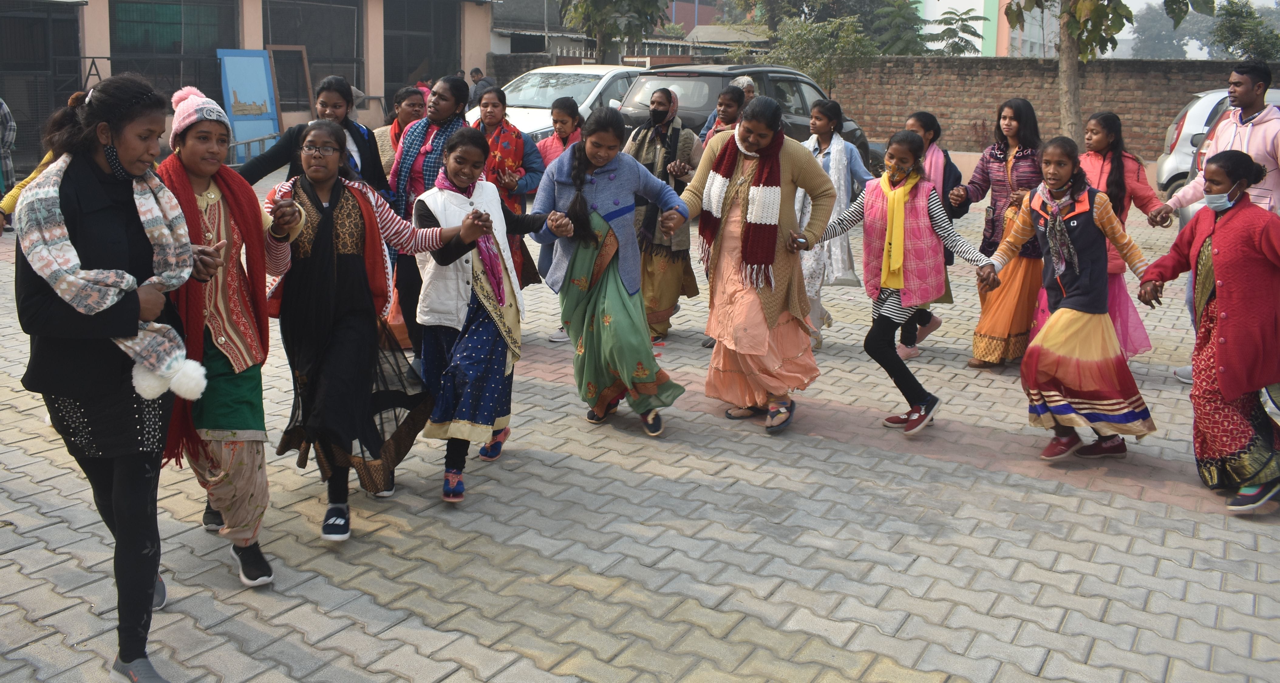 पानीपत।  असंध रोड स्थित सेंट मैरी चर्च में क्रिसमस के उपक्षय में डांस करते हुए लोग।
