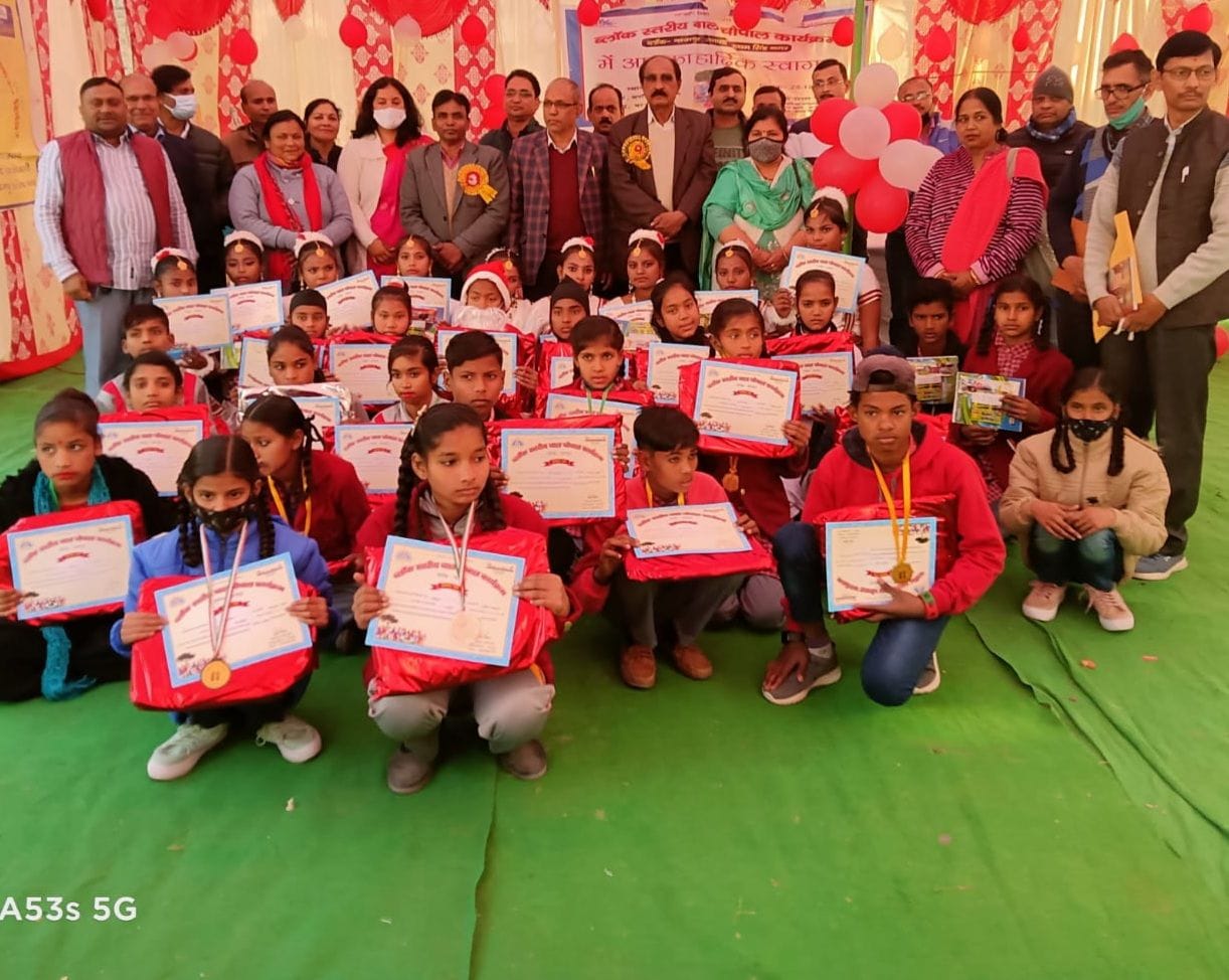 बाजपुर में विजेता बच्चों को सम्मानित करते अतिथि। बाजपुर में विजेता बच्चों को सम्मानित करते अतिथि।
