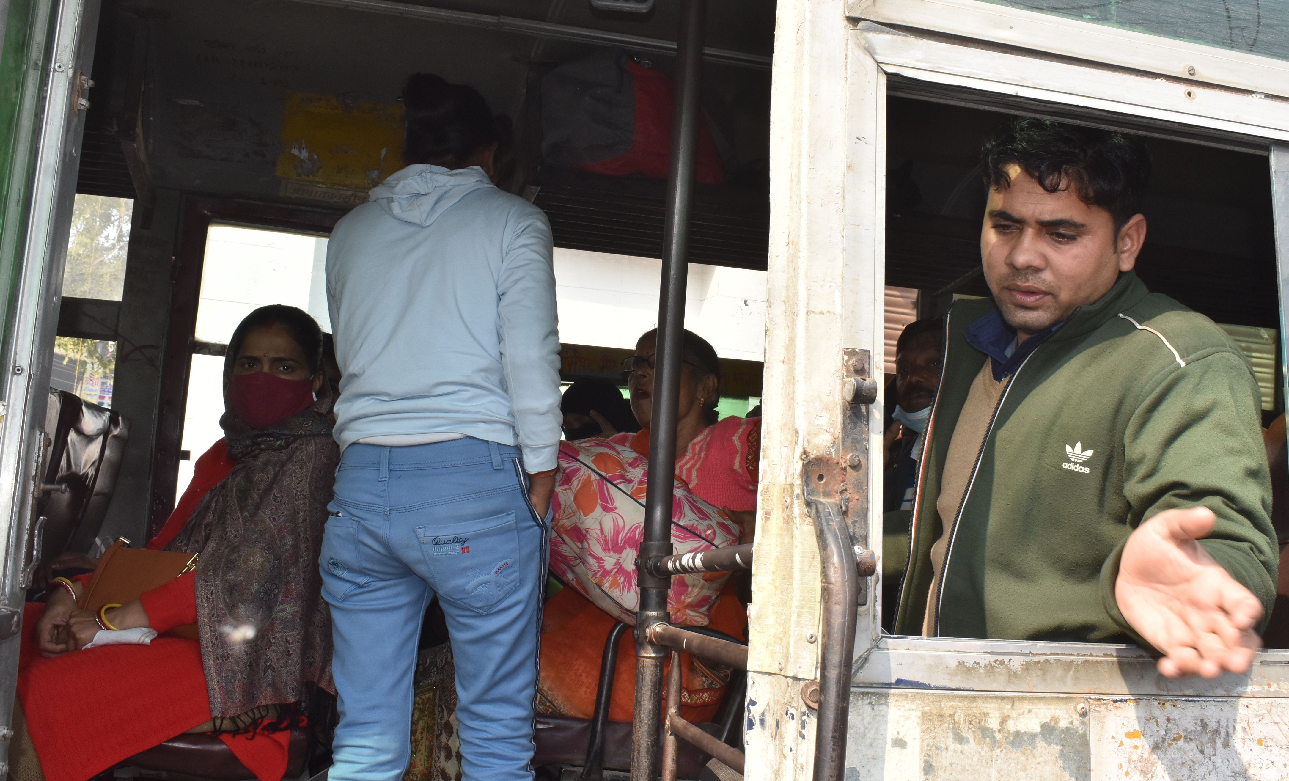 बस स्टाप में बिना मास्क लगाए यात्रियों को बैठाता परिचालक। संवाद बस स्टाप में बिना मास्क लगाए यात्रियों को बैठाता परिचालक। संवाद