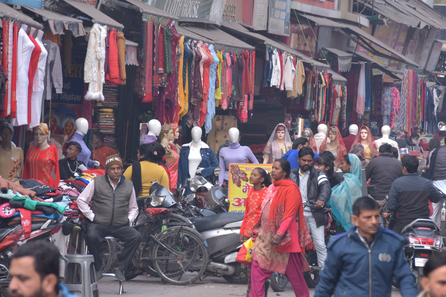 नेहरू मार्केट में बिना मास्क के बैठे दुकानदार