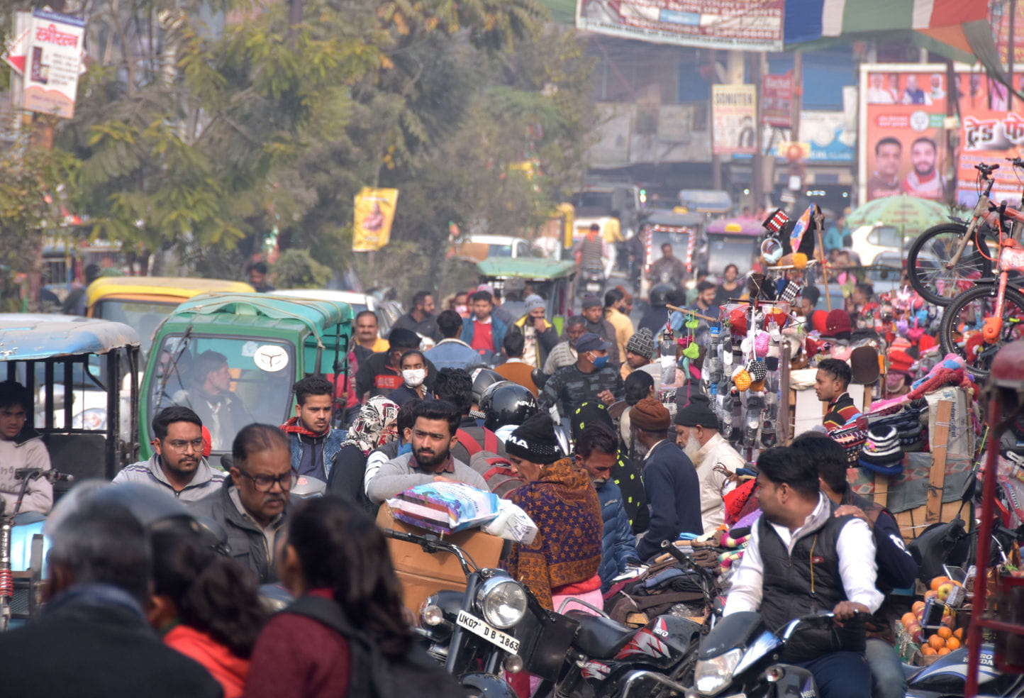 बिना मास्क के खरीदारी करते लोग