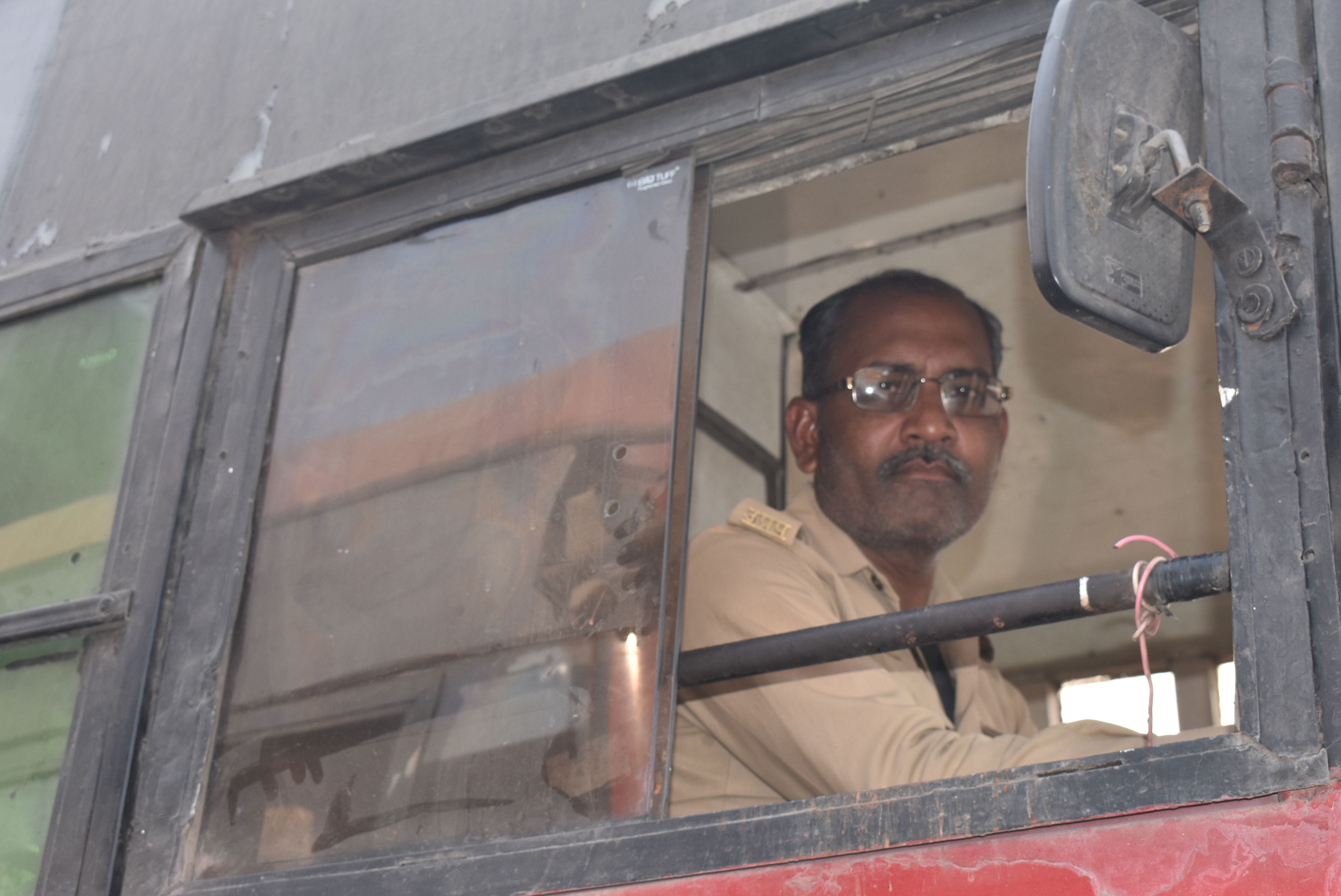 बिना मास्क लगाए बस चलाता रोडवेज चालक। संवाद बिना मास्क लगाए बस चलाता रोडवेज चालक। संवाद