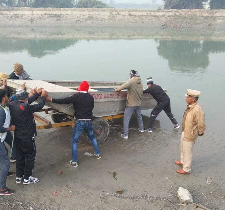 पानीपत। बोट को नहर में उतारकर तलाश करने जाते हुए गोताखोर। पानीपत। बोट को नहर में उतारकर तलाश करने जाते हुए गोताखोर।