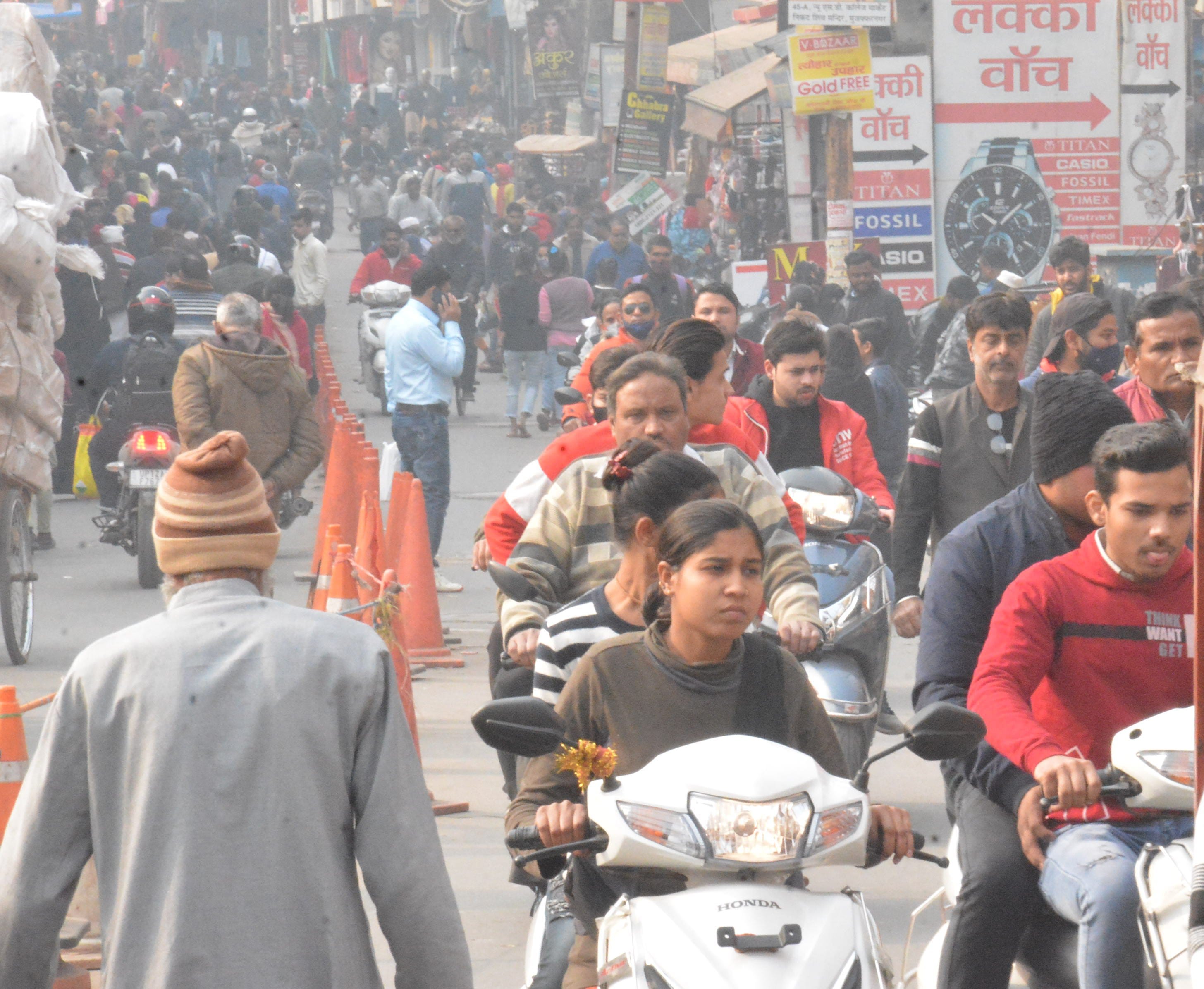 मुजफ्फरनगर के भगत सिहं रोड पर बिना मॉस्क के गुजरते वाहन सवार।