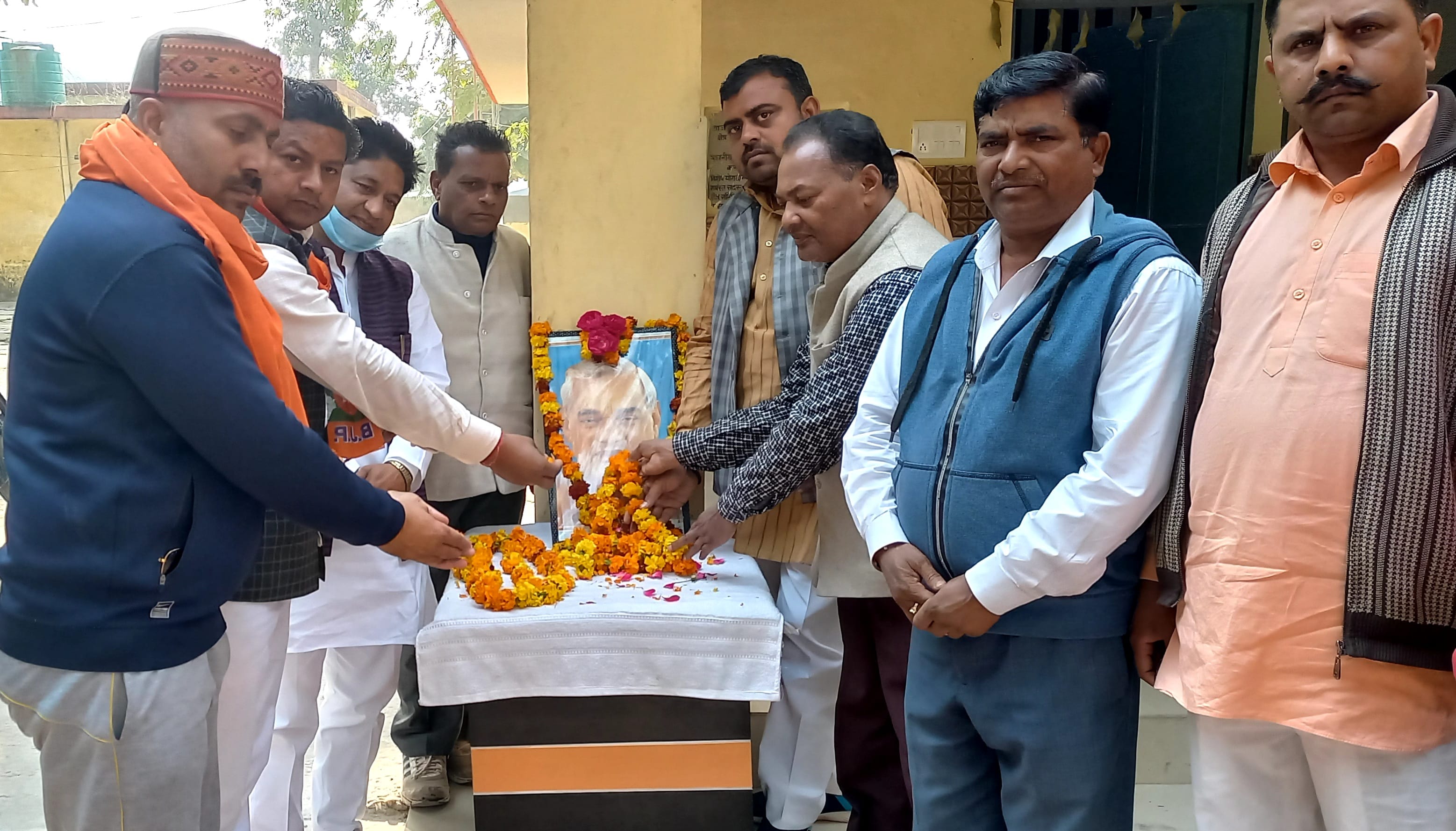 पुरकाजी खंड विकास कार्यालय पर पूर्व प्रधानमंत्री अटल बिहारी बाजपेयी को माल्यार्पण करते लोग।