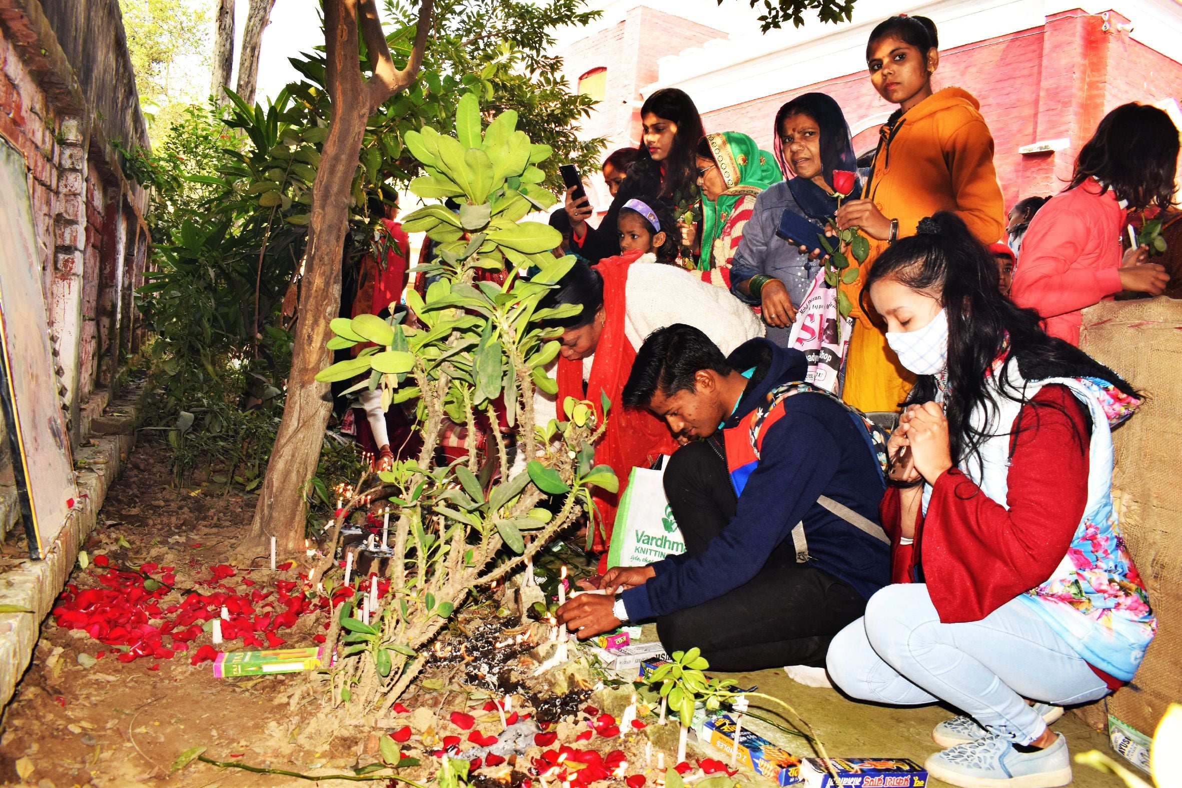 शाहजहांपुर में क्रिसमस पर सेंट्रल मैथोडिस्ट चर्च परिसर में मोमबत्ती जलाकर प्रार्थना करते लोग । शाहजहांपुर में क्रिसमस पर सेंट्रल मैथोडिस्ट चर्च परिसर में मोमबत्ती जलाकर प्रार्थना करते लोग ।