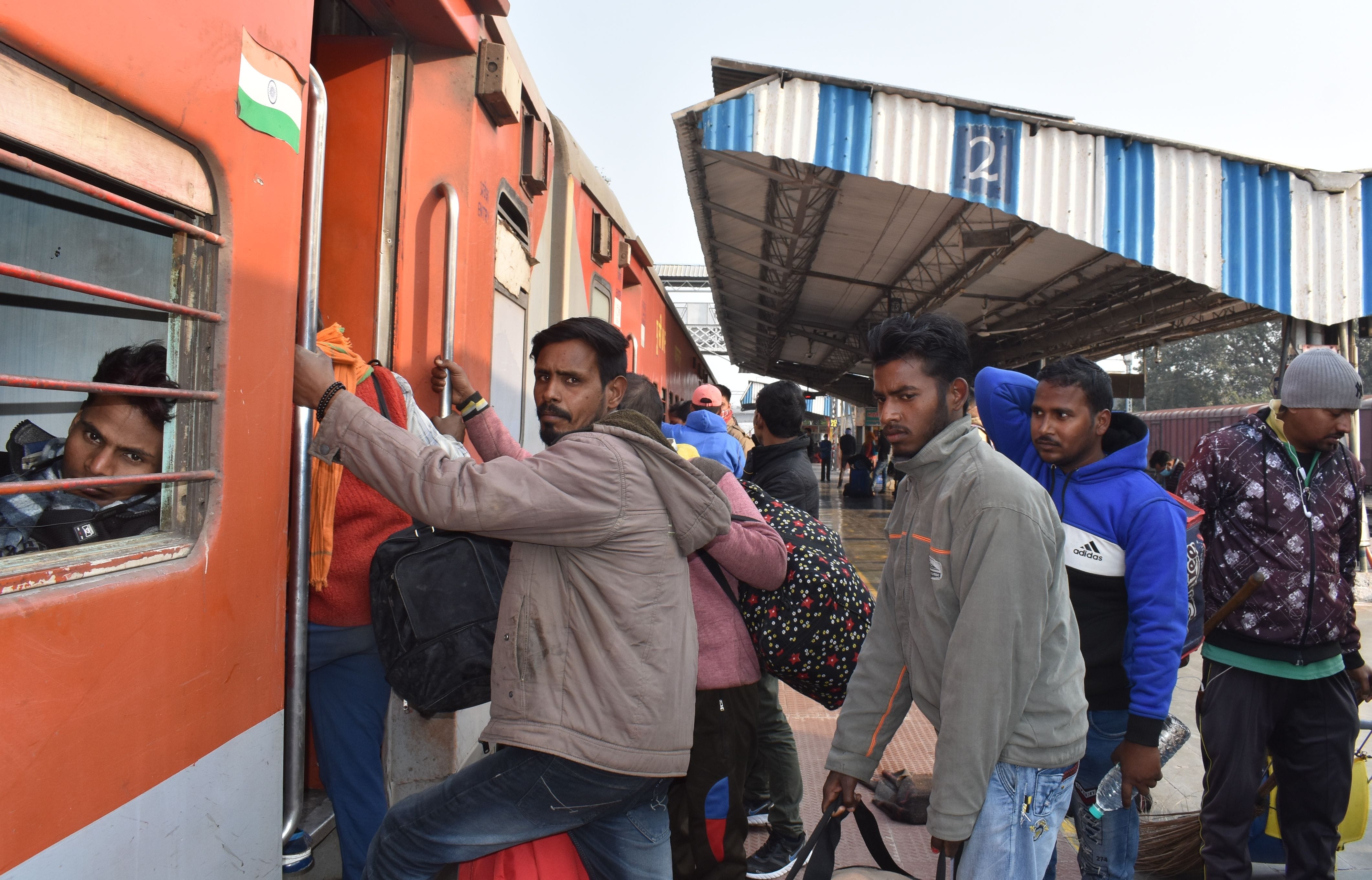 रेलवे स्टेशन में बिना मास्क के चढ़ते यात्री। संवाद रेलवे स्टेशन में बिना मास्क के चढ़ते यात्री। संवाद