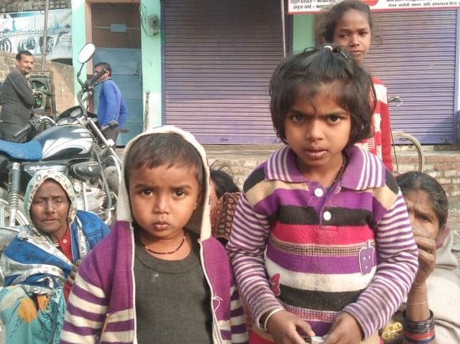 कोतवाली के सामने खड़ी बबलू की बेटियां। संवाद