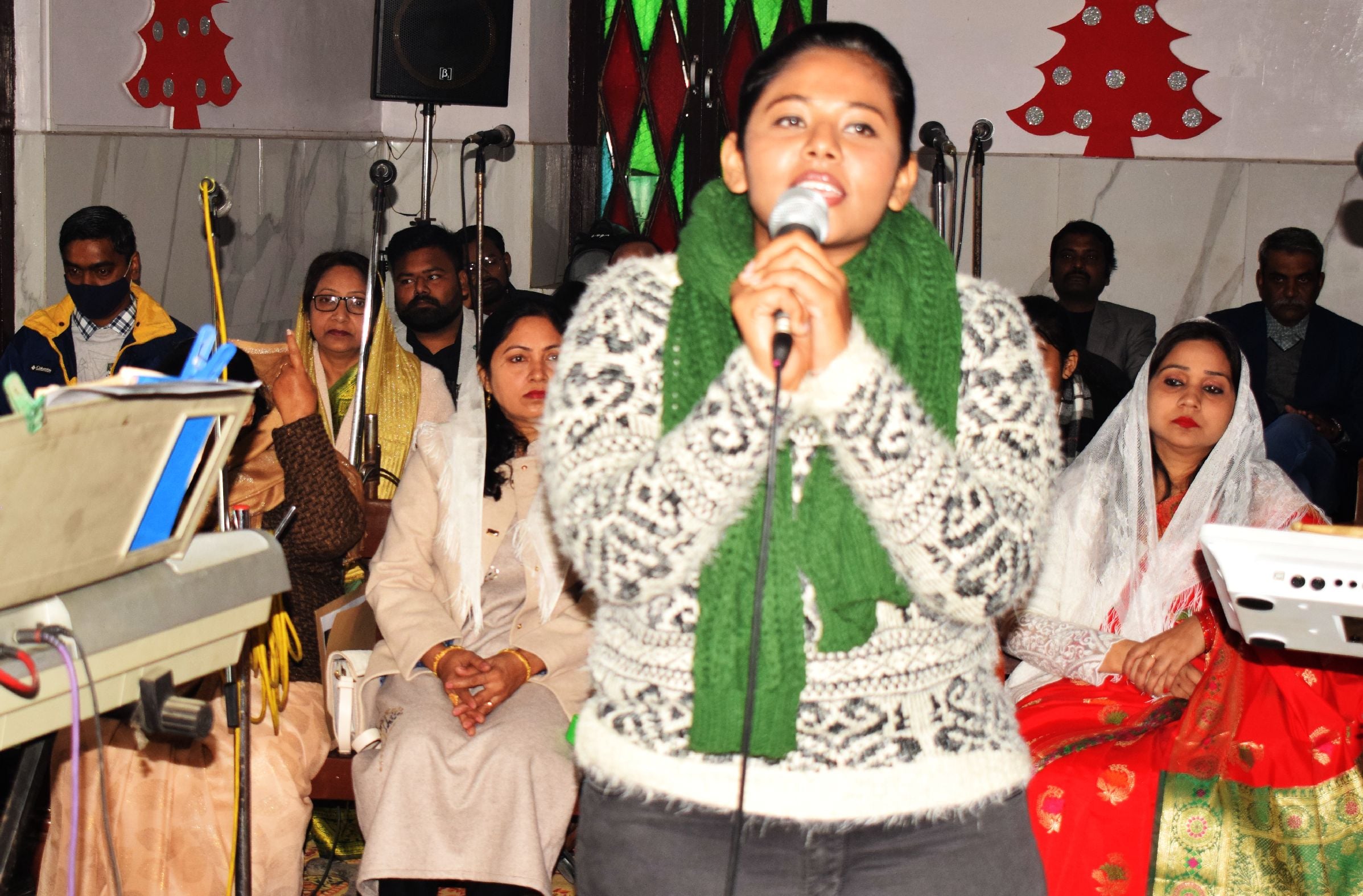 शाहजहांपुर में क्रिसमस पर सेंट्रल मैथोडिस्ट चर्च में प्रभु ईसा मसीह के गीत गाती युवती । संवाद शाहजहांपुर में क्रिसमस पर सेंट्रल मैथोडिस्ट चर्च में प्रभु ईसा मसीह के गीत गाती युवती । संवाद