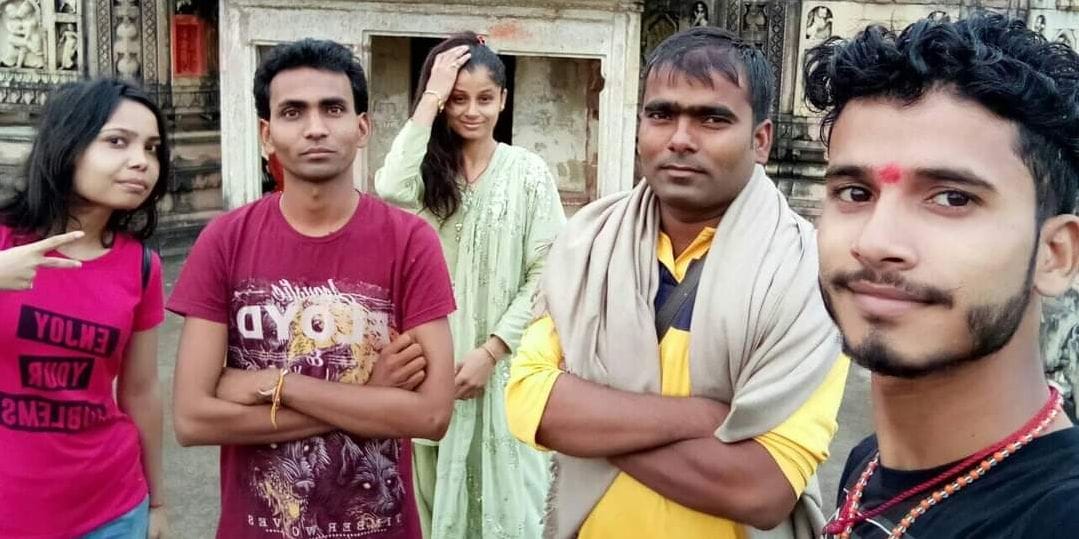 शॉल ओढ़े पीली शट्र पहने इंद्रमोहन व सिर पर हाथ रखे खड़ी नेहा वर्मा अपने साथियों के साथ। संवाद शॉल ओढ़े पीली शट्र पहने इंद्रमोहन व सिर पर हाथ रखे खड़ी नेहा वर्मा अपने साथियों के साथ। संवाद