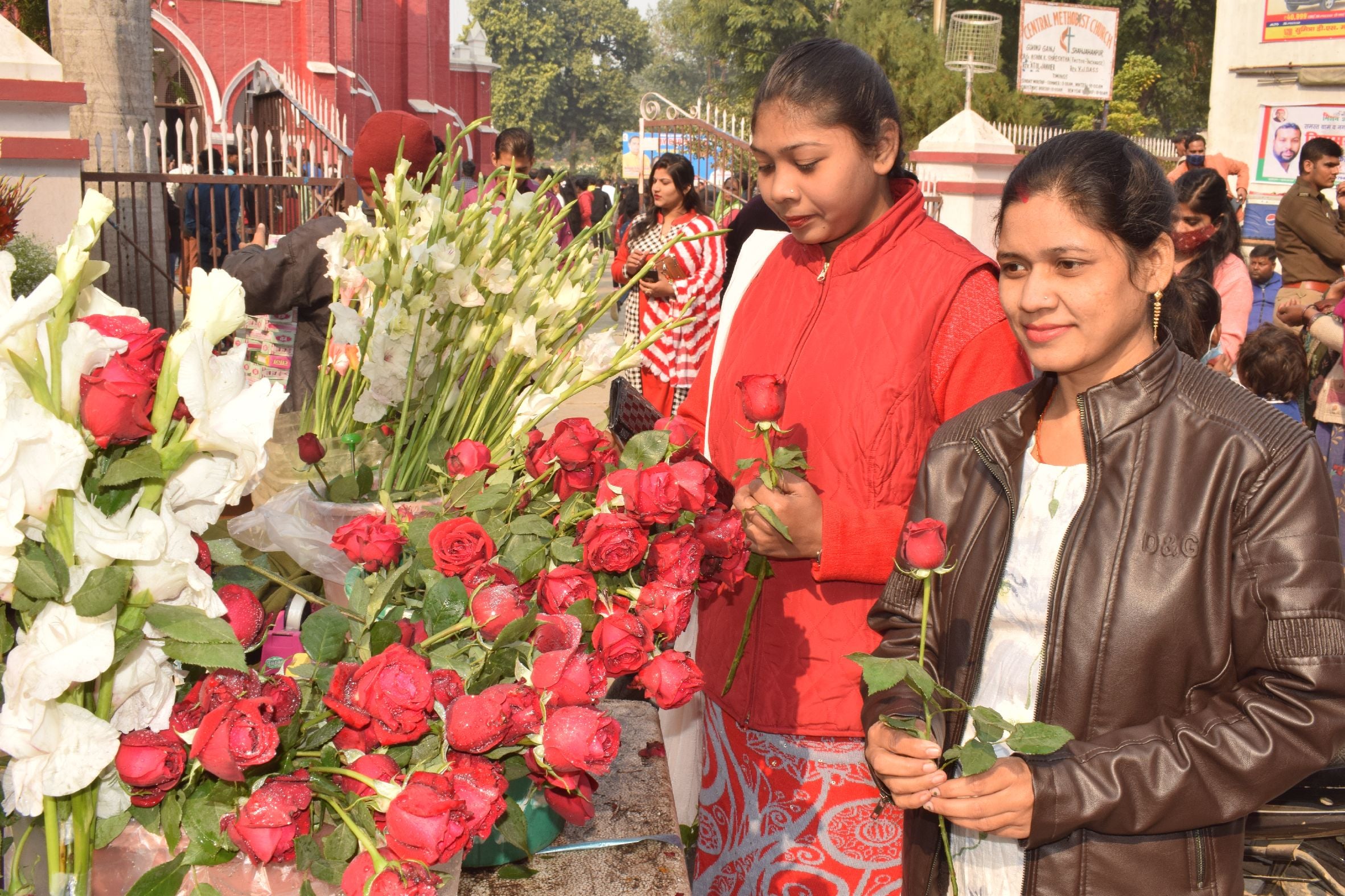 शाहजहांपुर में क्रिसमस पर गुलाब का फूल खरीदती युवतियां । संवाद शाहजहांपुर में क्रिसमस पर गुलाब का फूल खरीदती युवतियां । संवाद