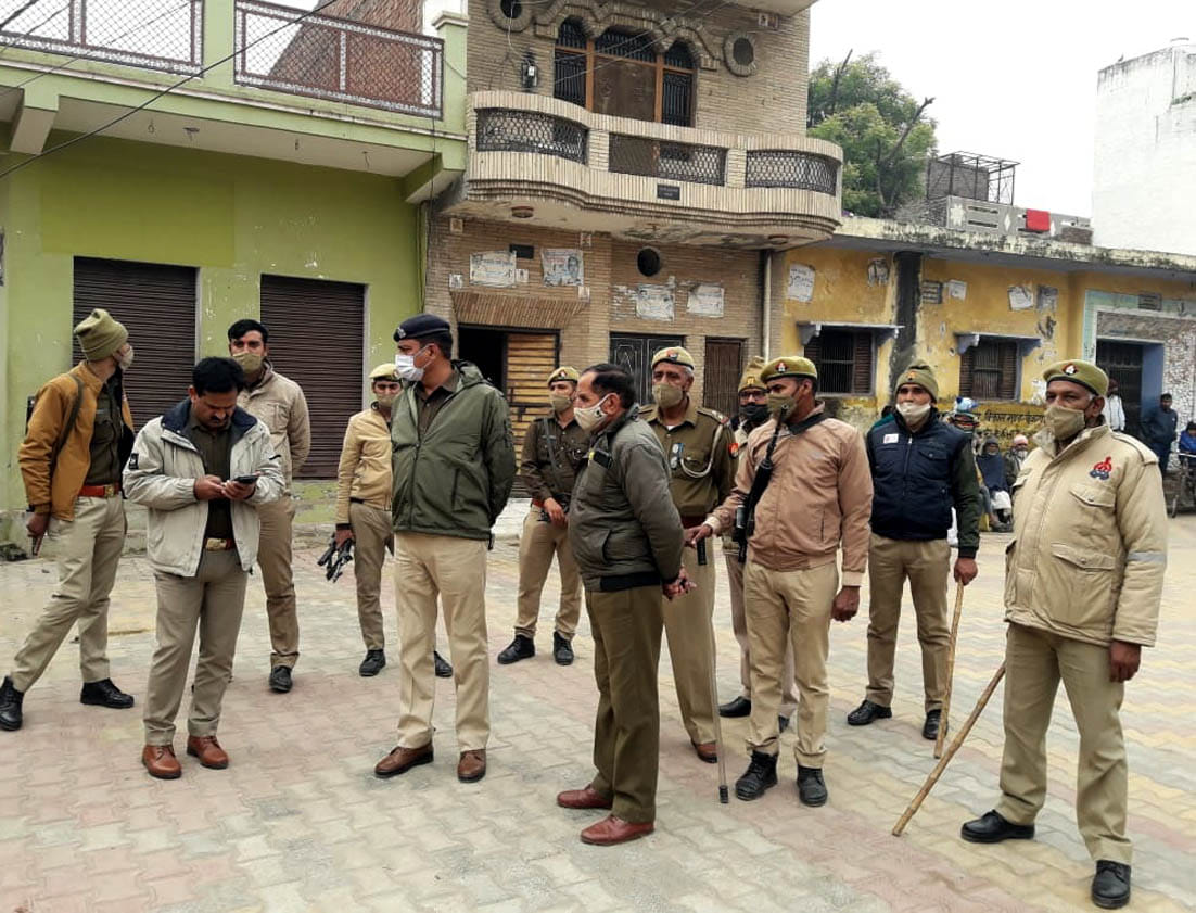 मकान की कुर्की के लिए सुन्हैडा गांव मे कोतवाली पुलिस के साथ पहुंचे सीओ युवराज सिंह मकान की कुर्की के लिए सुन्हैडा गांव मे कोतवाली पुलिस के साथ पहुंचे सीओ युवराज सिंह