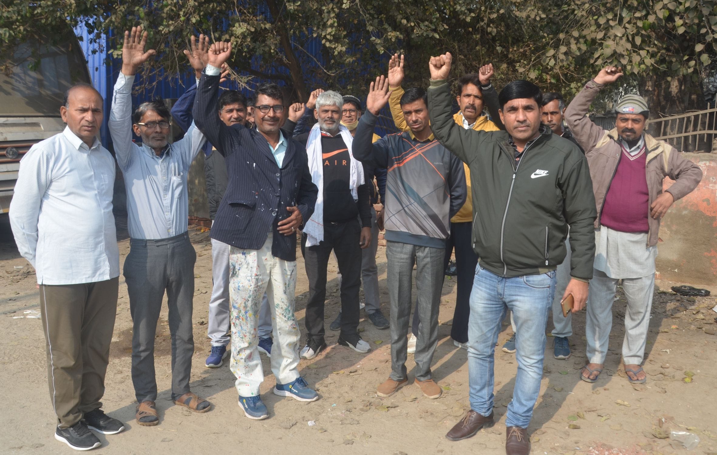 कचरे का उठान नहीं होने पर नप के खिलाफ नारेबाजी करते दुकानदार । कचरे का उठान नहीं होने पर नप के खिलाफ नारेबाजी करते दुकानदार ।
