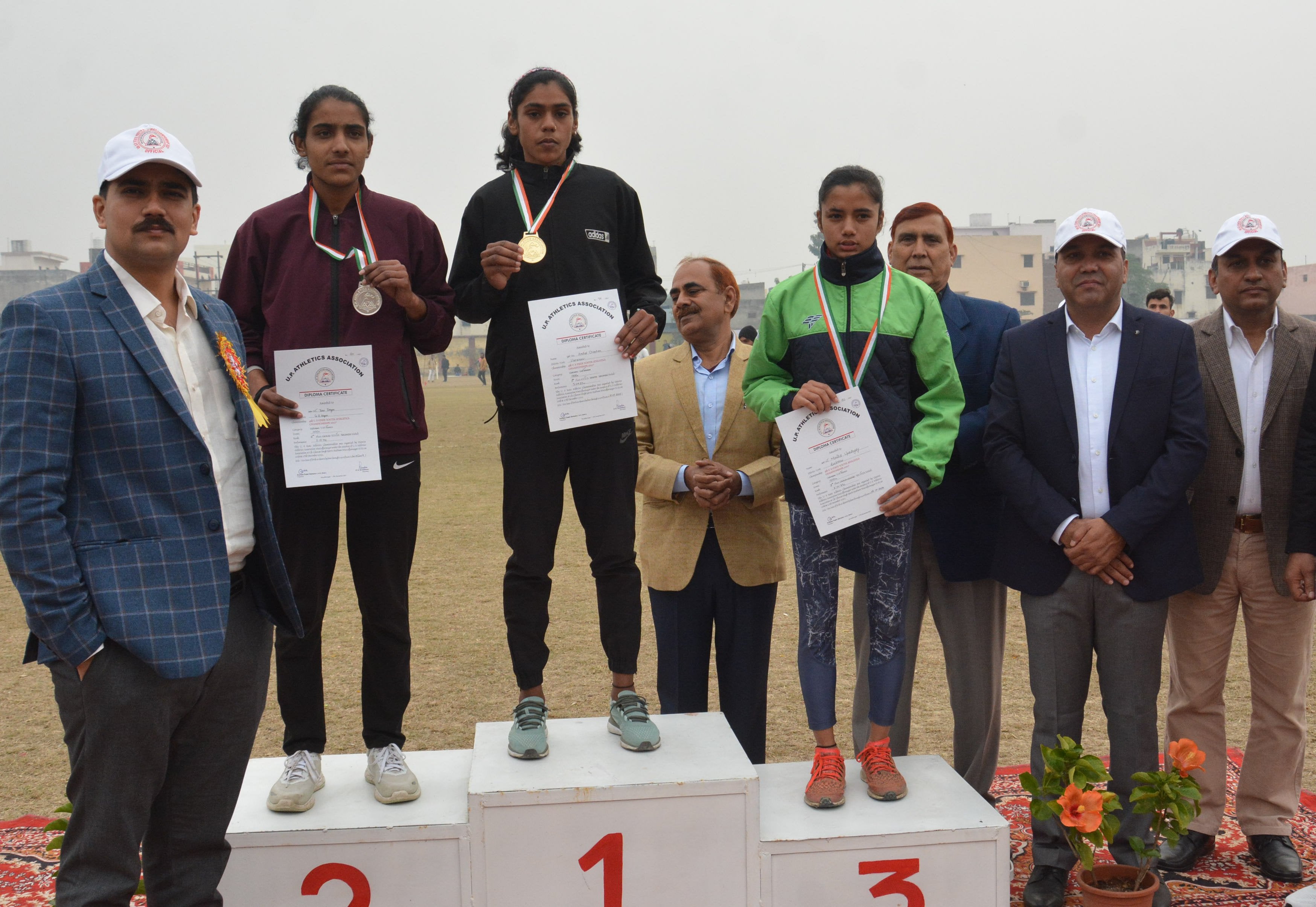 मुजफ्फरनगर के स्पोर्ट्स स्टेडियम में1500 मीटर दौड के विजेता को मेडल देते एसएसपी। मुजफ्फरनगर के स्पोर्ट्स स्टेडियम में1500 मीटर दौड के विजेता को मेडल देते एसएसपी।