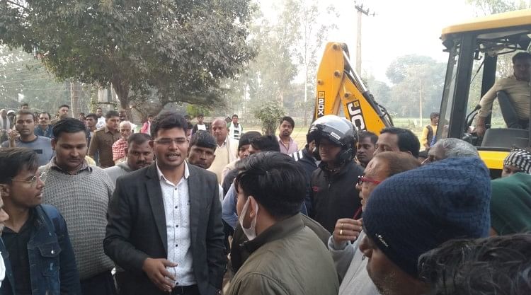 Le bulldozer de l’administration a couru à Ajmatgarh contre l’empiètement