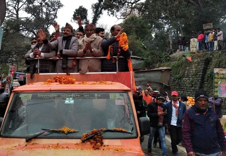 Menteri Pertahanan Negara Bagian Ajay Bhatt Menghadapi Rapat Umum di Ranikhet