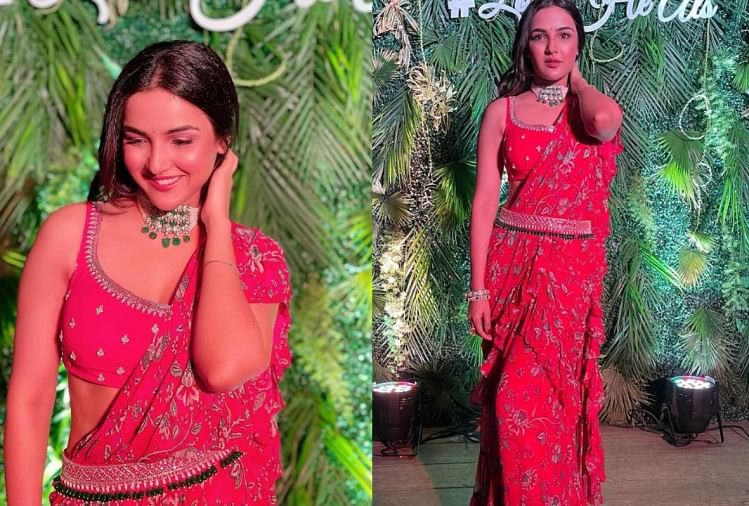 Jasmin Bhasin Gorgeous Look In Floral Ruffle Saree For Friend Ring Ceremony  - साड़ी पहन सुंदर नारी बन गईं जैस्मीन भसीन, तस्वीरें सामने आईं तो नजरें  हटाना हुआ मुश्किल - Amar Ujala