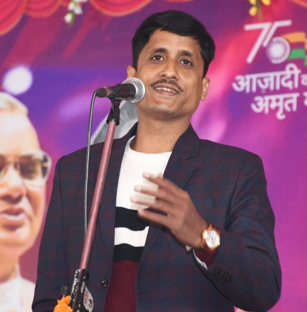 कविता का पाठ करते कवि प्रियांशु गजेंद्र