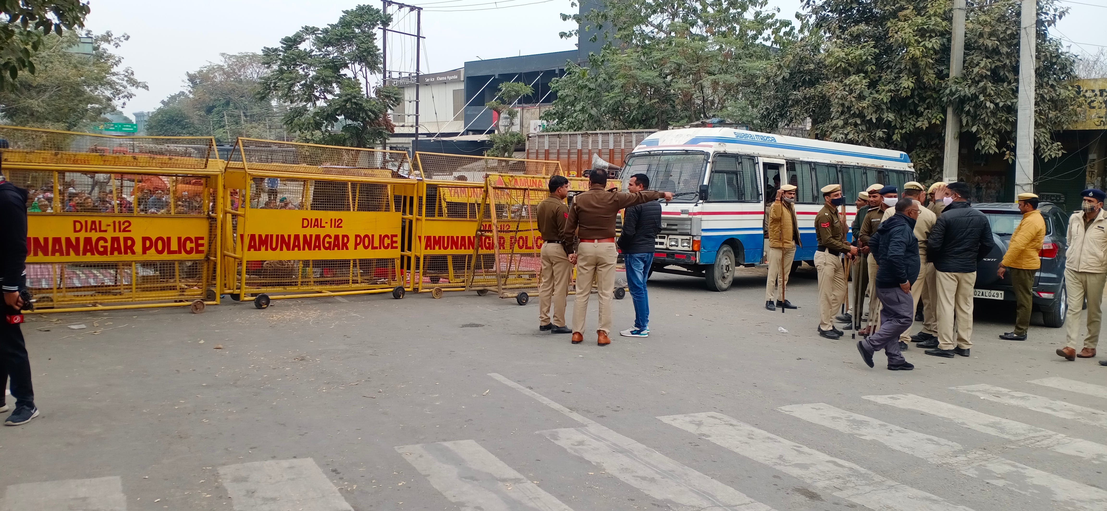 अतिथि अध्यापकों को रोकने के लिए लगाए गए बैरिकेड्स अतिथि अध्यापकों को रोकने के लिए लगाए गए बैरिकेड्स
