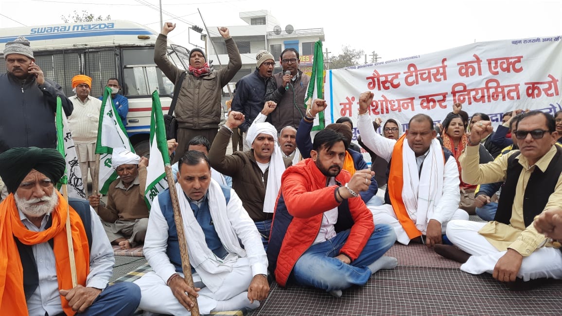 अतिथि अध्यापकों का समर्थन देने पहुंचे किसान। संवाद अतिथि अध्यापकों का समर्थन देने पहुंचे किसान। संवाद