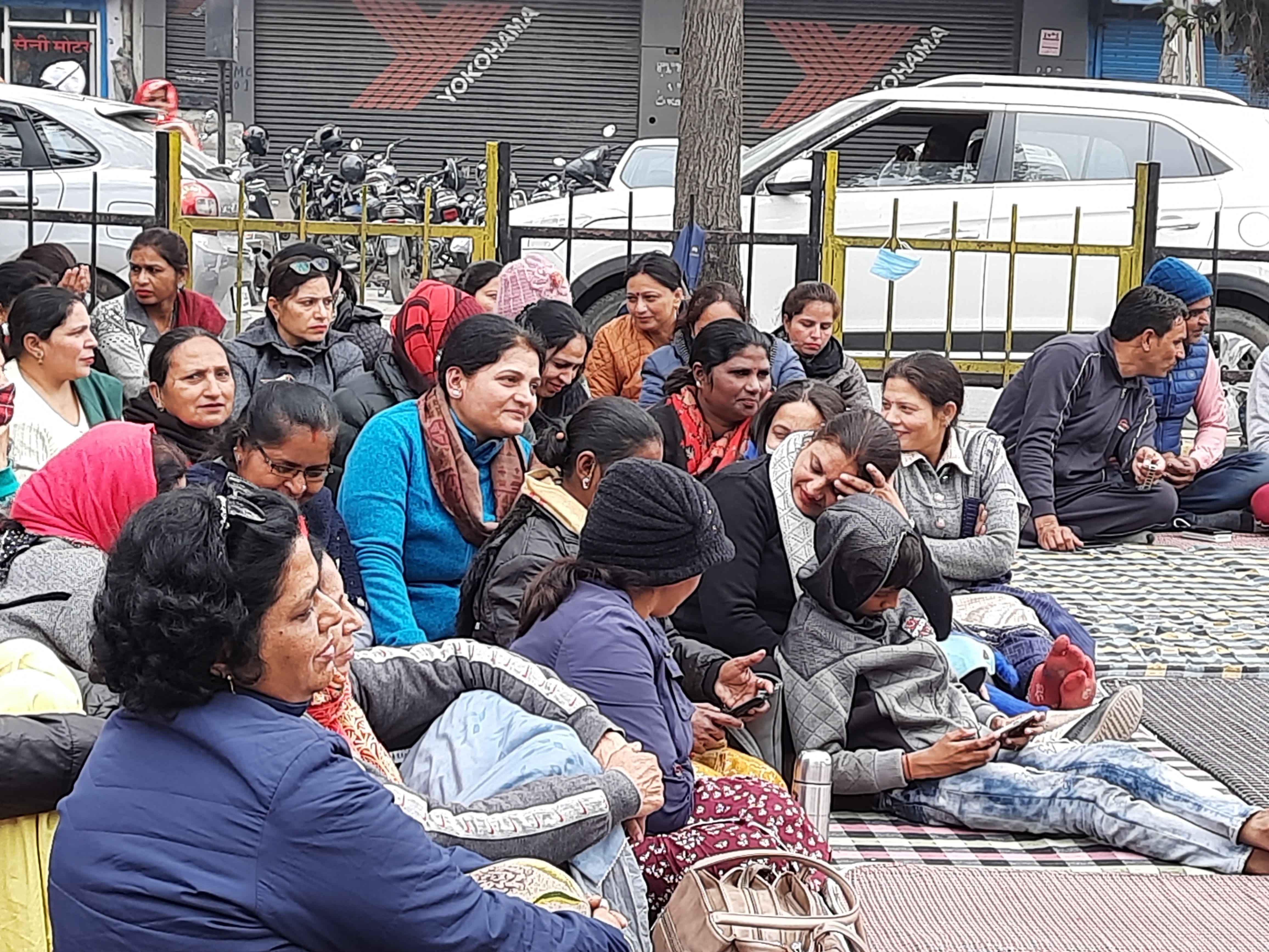 अध्यक्ष मैना यादव का बेटा धरने के दौरान मोबाइल पर गेम खेलते हुए। संवाद अध्यक्ष मैना यादव का बेटा धरने के दौरान मोबाइल पर गेम खेलते हुए। संवाद