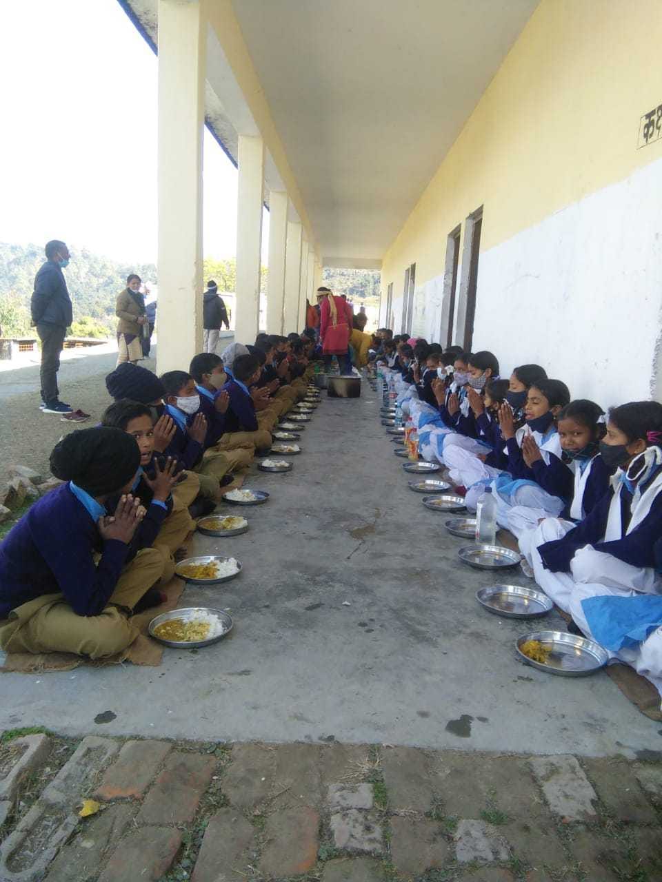 सूखीढांग जीआईसी में एमडीएम का भोजन करते छात्र-छात्राएं। संवाद न्यूज एजेंसी
