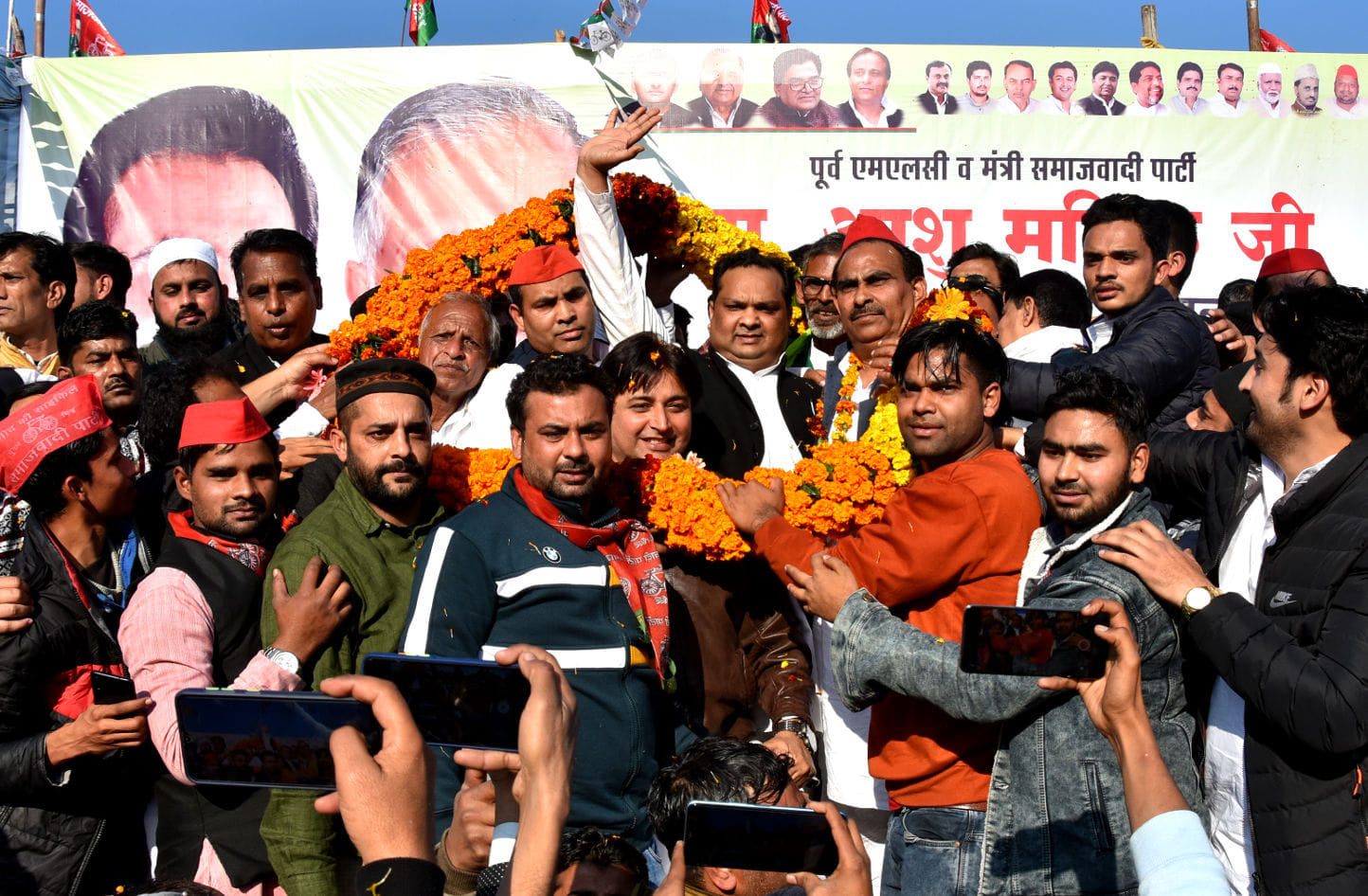 अंबाला रोड़ स्थित सभागार में सपा सम्मेलन में सपा के पूर्व एमएलसी आशु मलिक का स्वागत करते सपा कार् अंबाला रोड़ स्थित सभागार में सपा सम्मेलन में सपा के पूर्व एमएलसी आशु मलिक का स्वागत करते सपा कार्