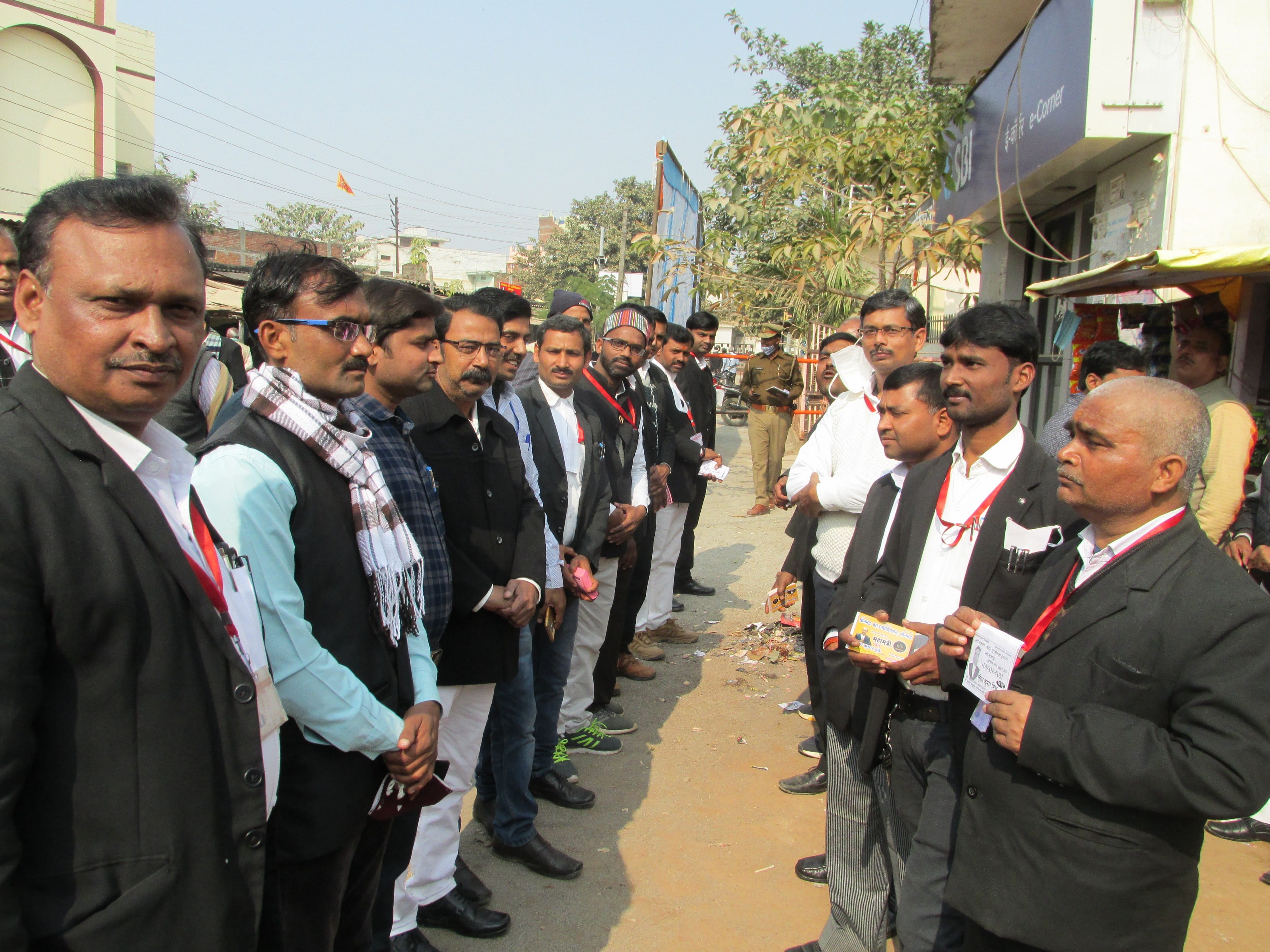 राबर्ट्सगंज कचहरी स्थित सोनभद्र बार एसोसिएशन के चुनाव में मतदान के दौरान समर्थक अधिवक्ताओं की ल