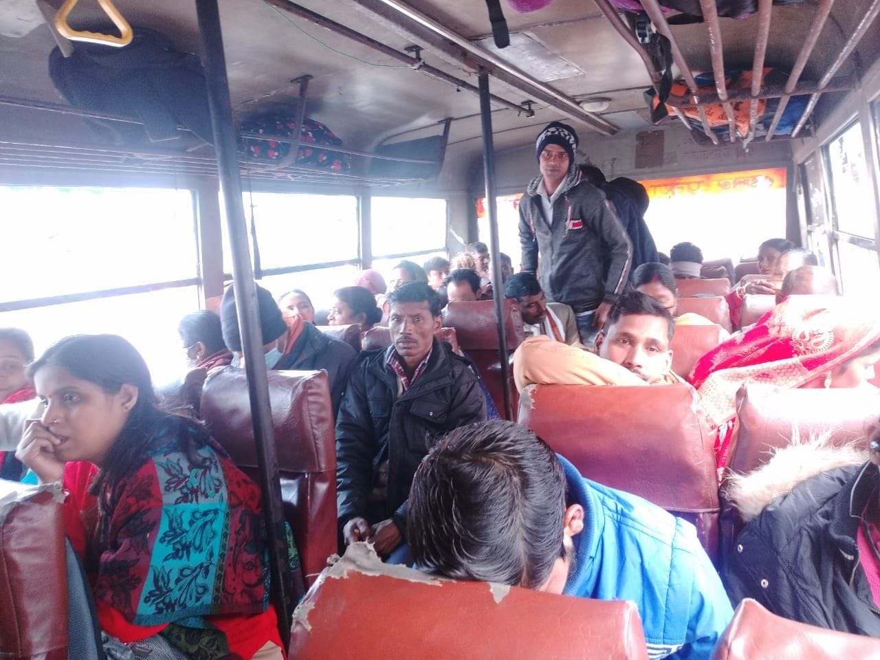 रोडवेज की बस में बिना मास्क लगाए बैठे यात्री