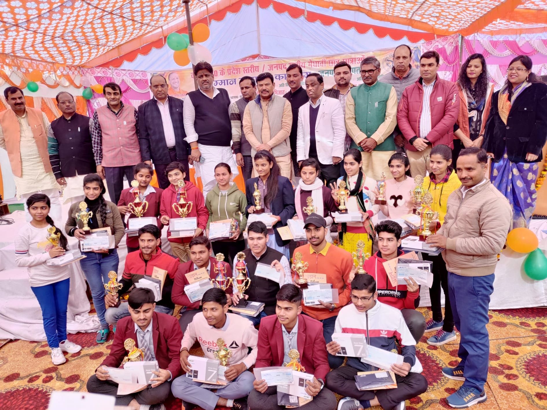 बड़ौत के श्रीराम शिक्षा मंदि- इण्टर कॉलेज में स्टैट व जनपद टॉपरों को सम्मानित करते अतिथि। बड़ौत के श्रीराम शिक्षा मंदि- इण्टर कॉलेज में स्टैट व जनपद टॉपरों को सम्मानित करते अतिथि।