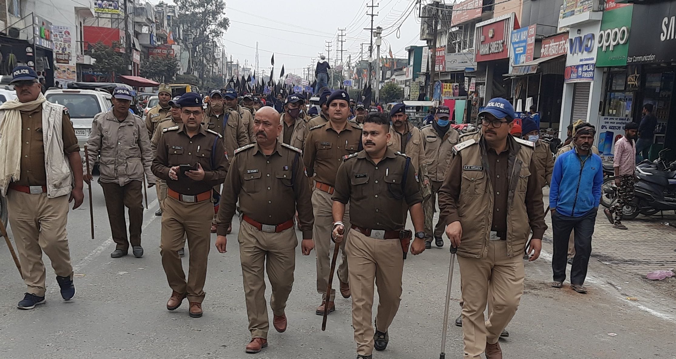 बाजपुर में जुलूस के साथ साथ पुलिस बल।