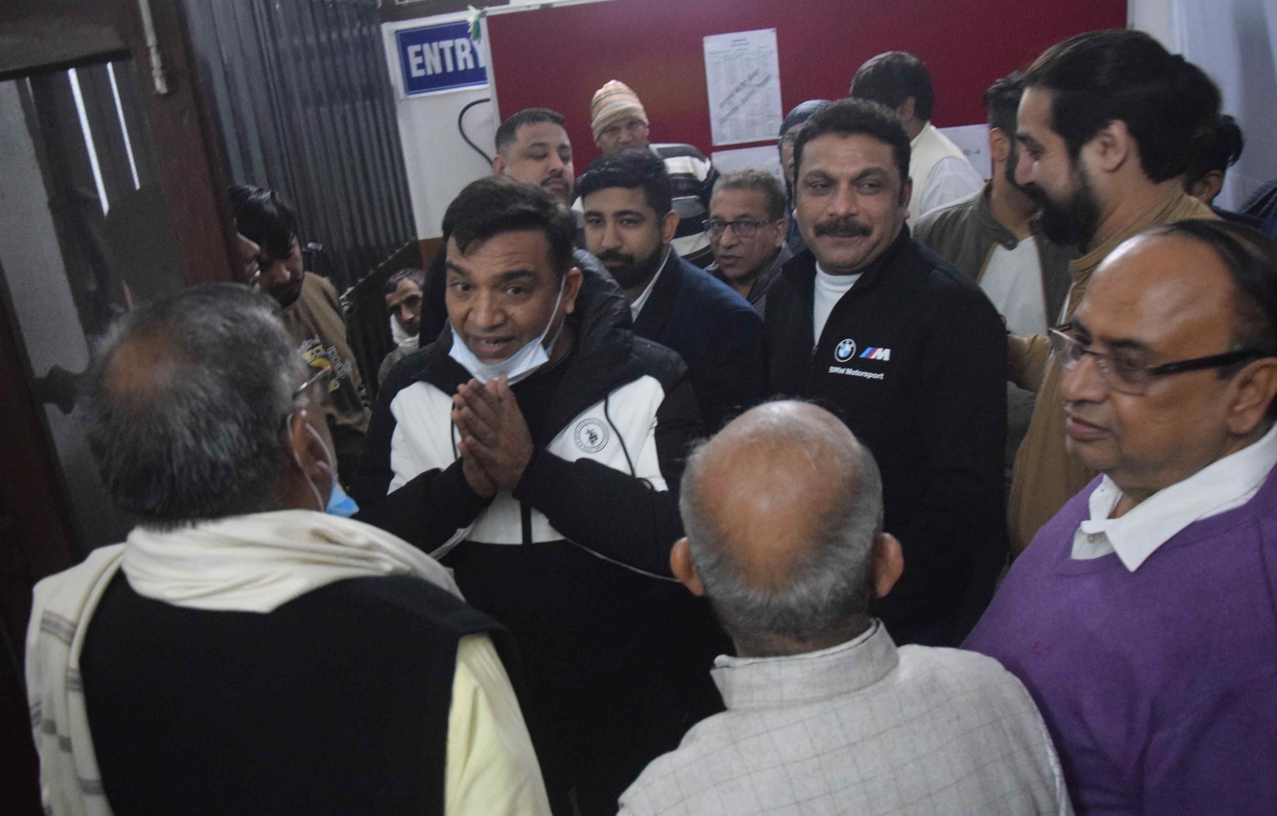 हिंदू शिक्षण संस्था के चुनाव में मतदान के दौरान गडबड़ी और परिणाम में देरी होने पर हंगामा करता व्? हिंदू शिक्षण संस्था के चुनाव में मतदान के दौरान गडबड़ी और परिणाम में देरी होने पर हंगामा करता व्?
