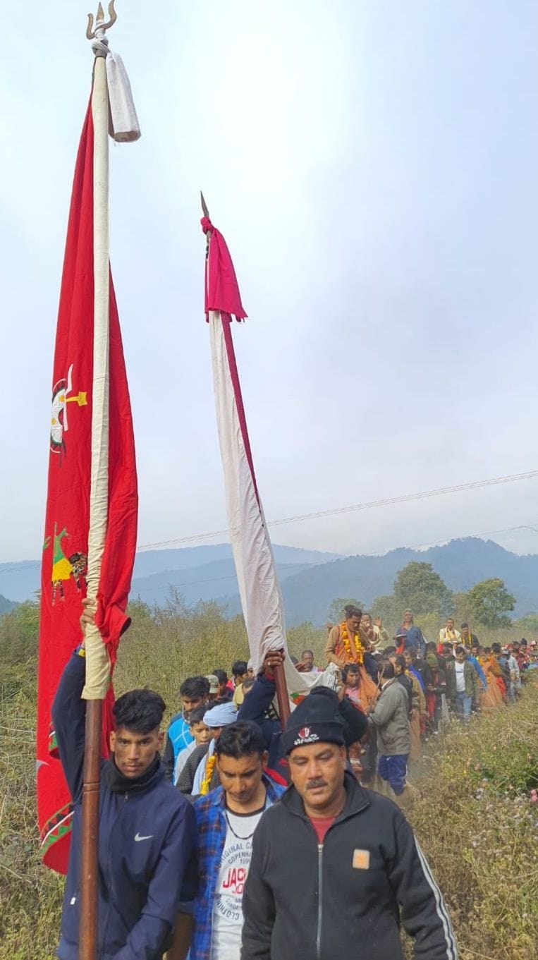 चौखुटिया के बाखली में अवतरित देवताओं व साधकों को कंधे में बैठाकर गंगा स्नान के लिए ले जाते भक्तगण चौखुटिया के बाखली में अवतरित देवताओं व साधकों को कंधे में बैठाकर गंगा स्नान के लिए ले जाते भक्तगण