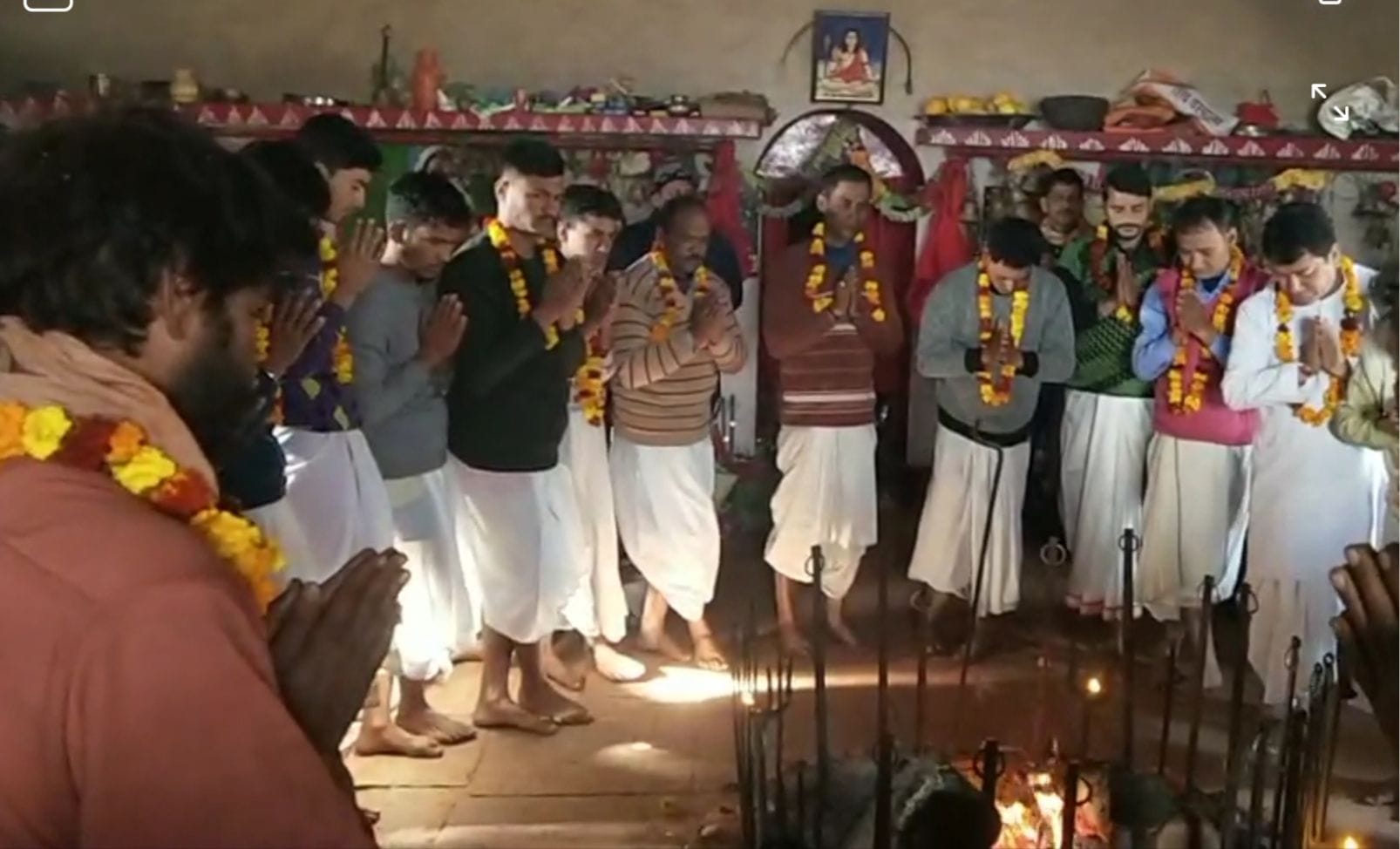 चौखुटिया के बाखली में गौरखनाथ की धूनी में आराधना करते साधक। चौखुटिया के बाखली में गौरखनाथ की धूनी में आराधना करते साधक।