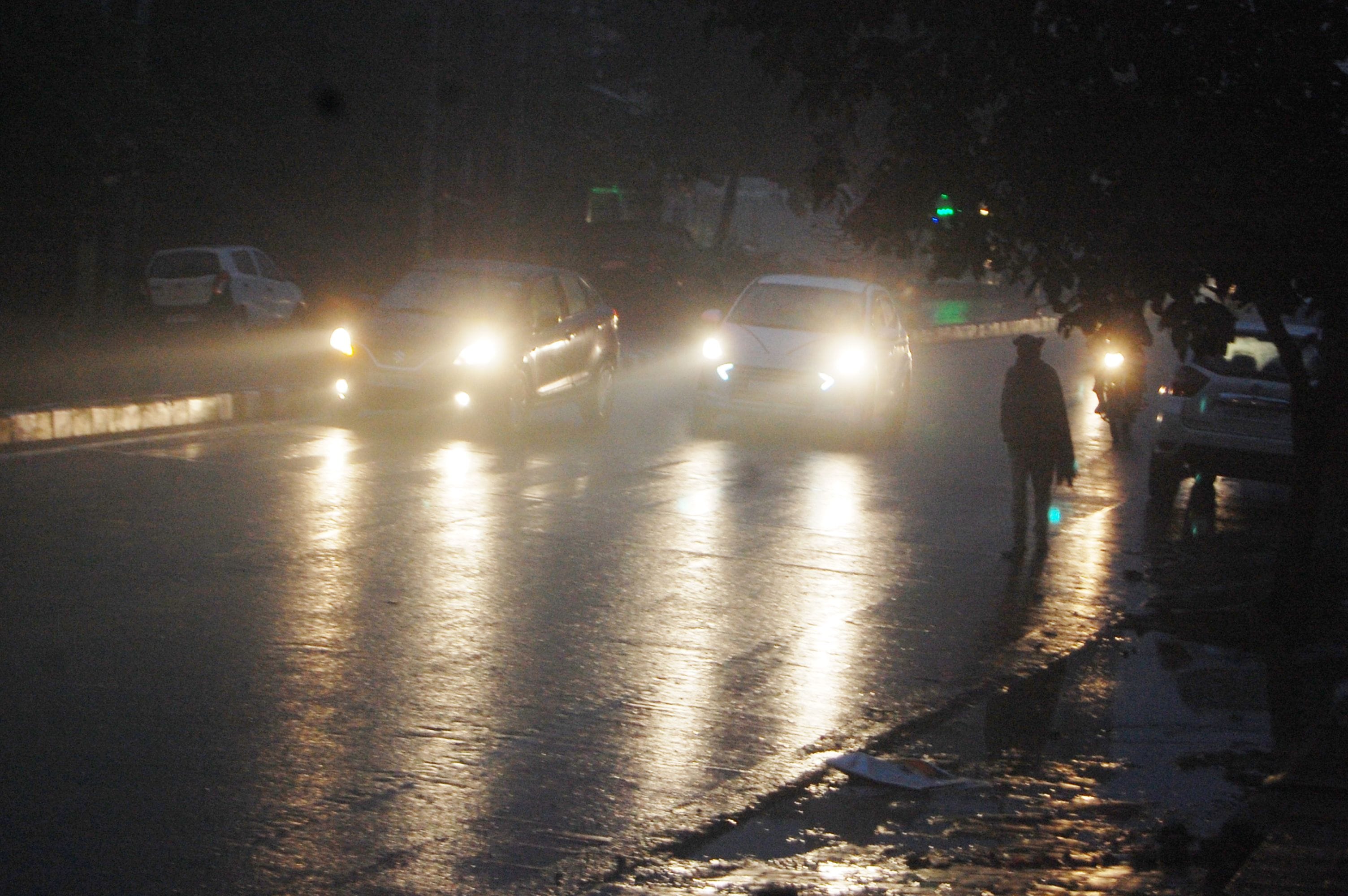 Fog in the morning, the mercury dropped in the evening due to drizzle, people chilled by the cold Fog in the morning, the mercury dropped in the evening due to drizzle, people chilled by the cold