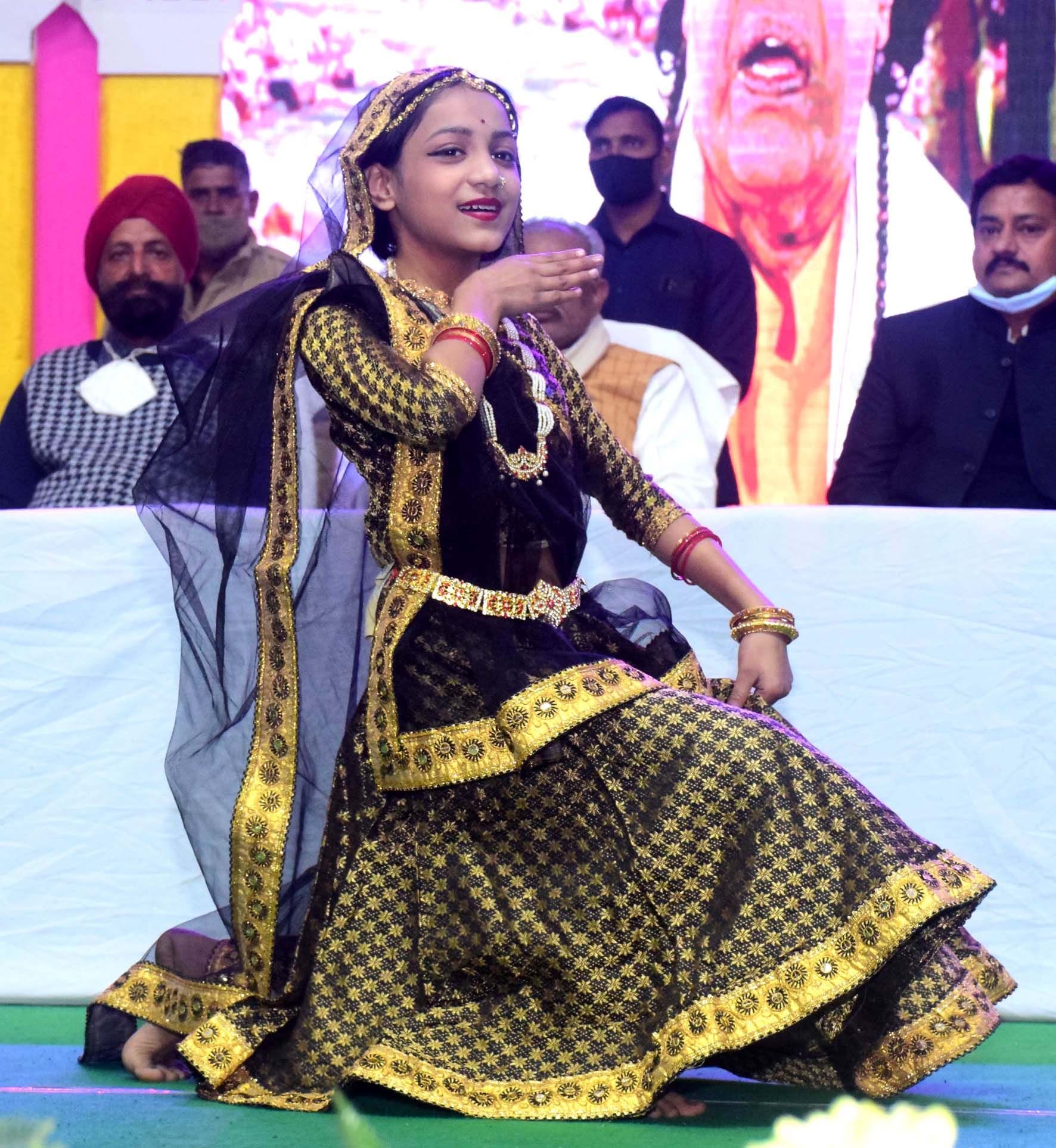 नुमाइश कृष्णांजलि मंच पर अलीगढ़ कल्चरल क्लव द्वारा पद्मश्री रविंद्र जैन सप्तरंग कार्यक्र्तम म? नुमाइश कृष्णांजलि मंच पर अलीगढ़ कल्चरल क्लव द्वारा पद्मश्री रविंद्र जैन सप्तरंग कार्यक्र्तम म?