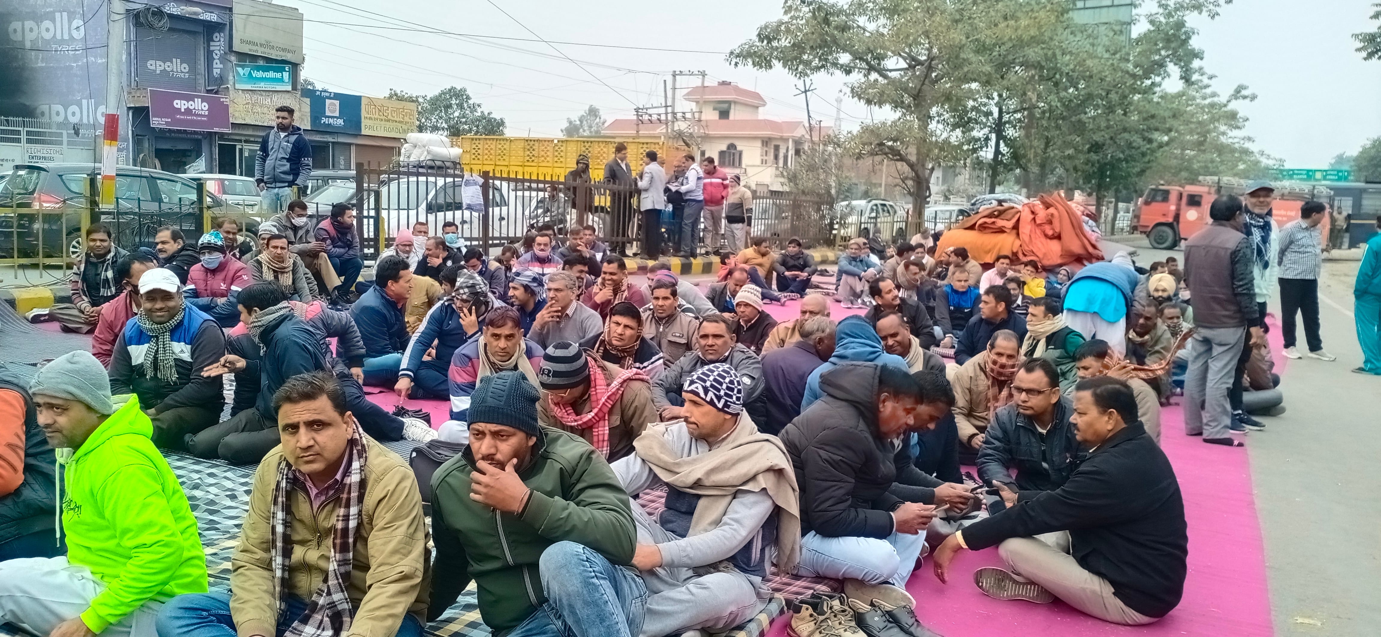 हाइवे पर डेरा डालकर बैठे अतिथि अध्यापक। संवाद हाइवे पर डेरा डालकर बैठे अतिथि अध्यापक। संवाद