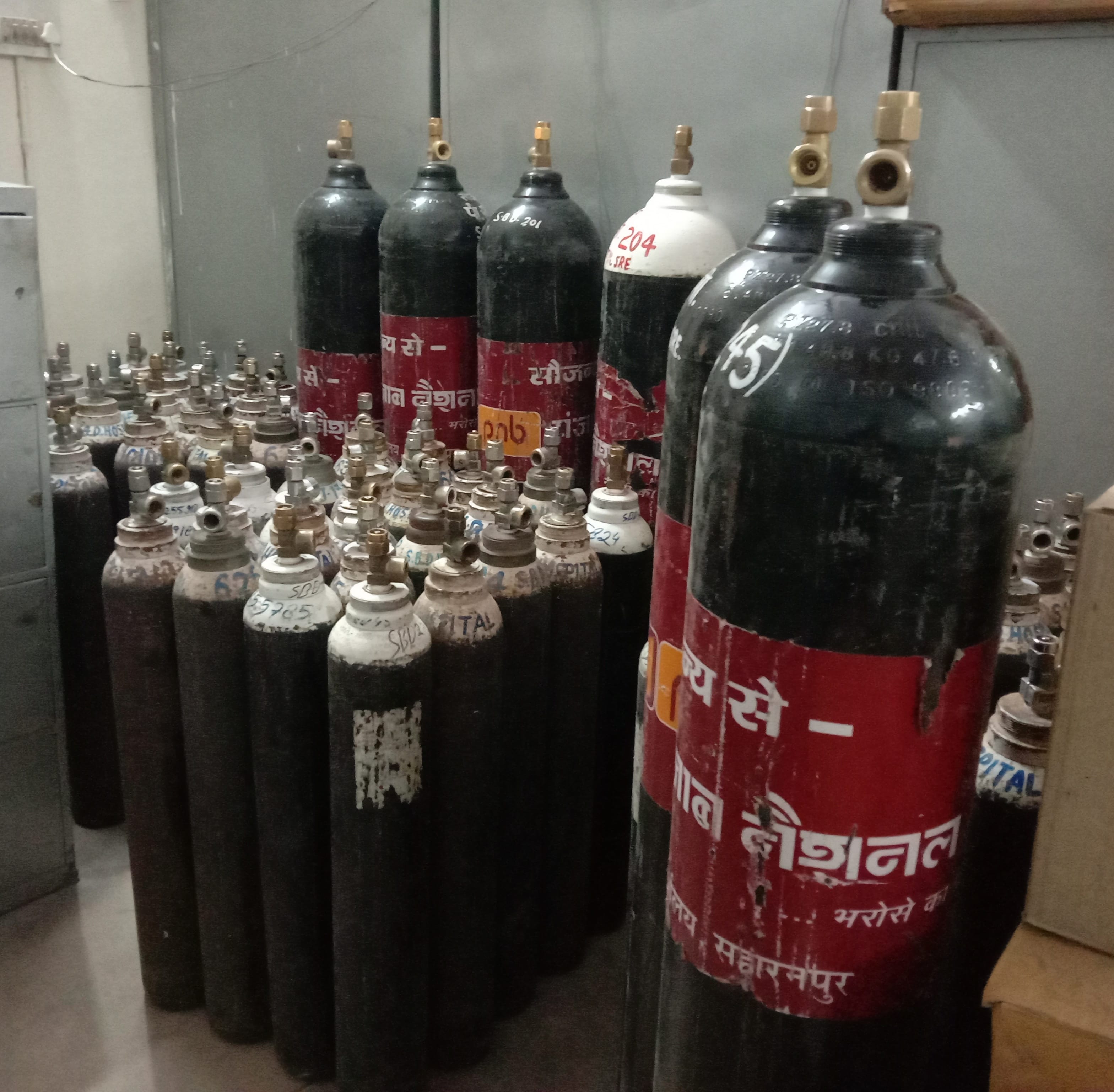 जिला अस्पताल स्थित ऑक्सीजन जनरेटर प्लांट में रखे सिलेंडर