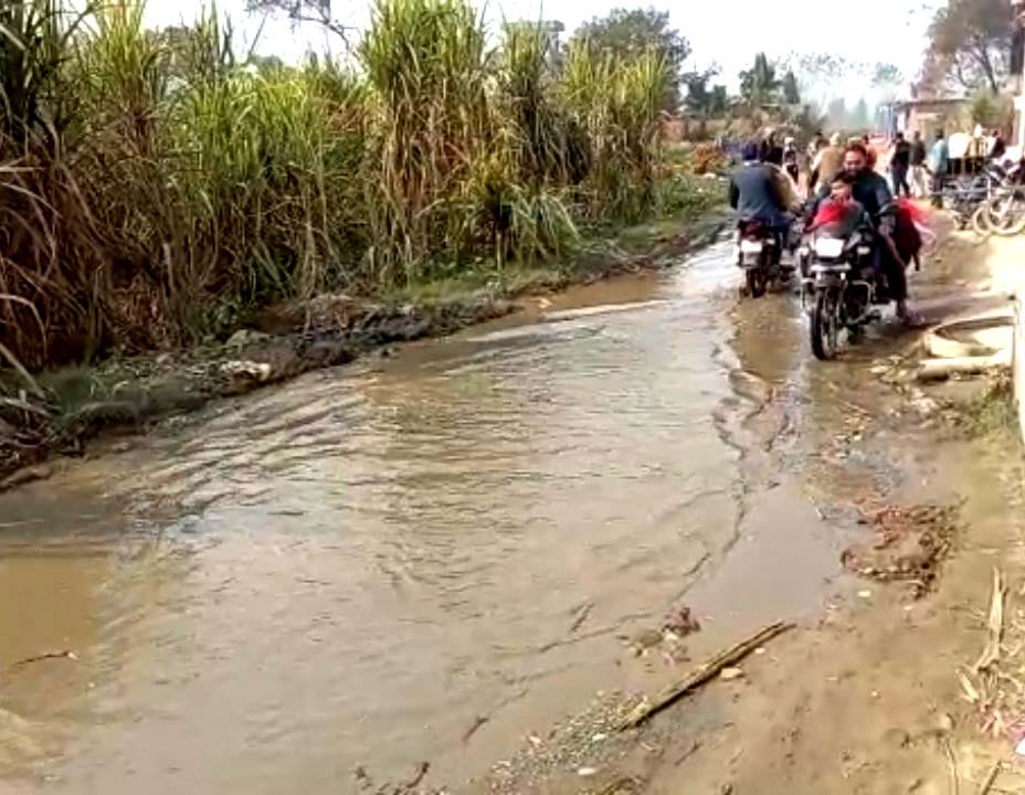 तलहेड़ी बुजुर्ग गांव के मुख्य मार्ग पर हुआ जलभराव